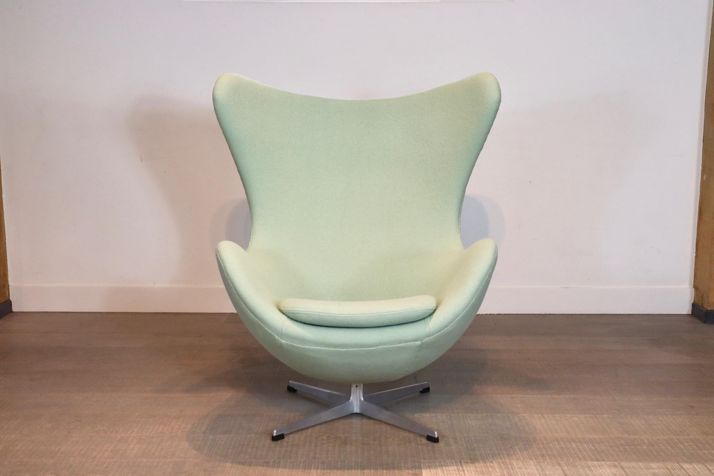 Early Edition Egg Chair with Ottoman by Arne Jacobsen for Fritz Hansen, 1960s 2