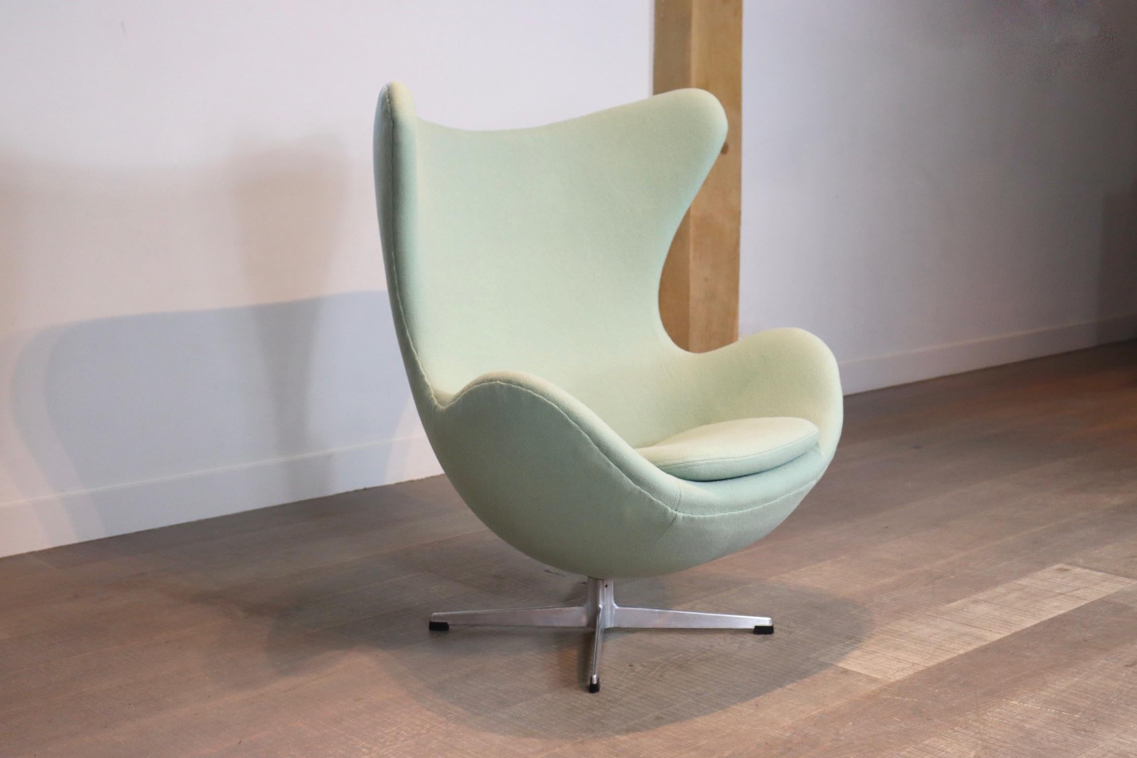 Early Edition Egg Chair with Ottoman by Arne Jacobsen for Fritz Hansen, 1960s 3