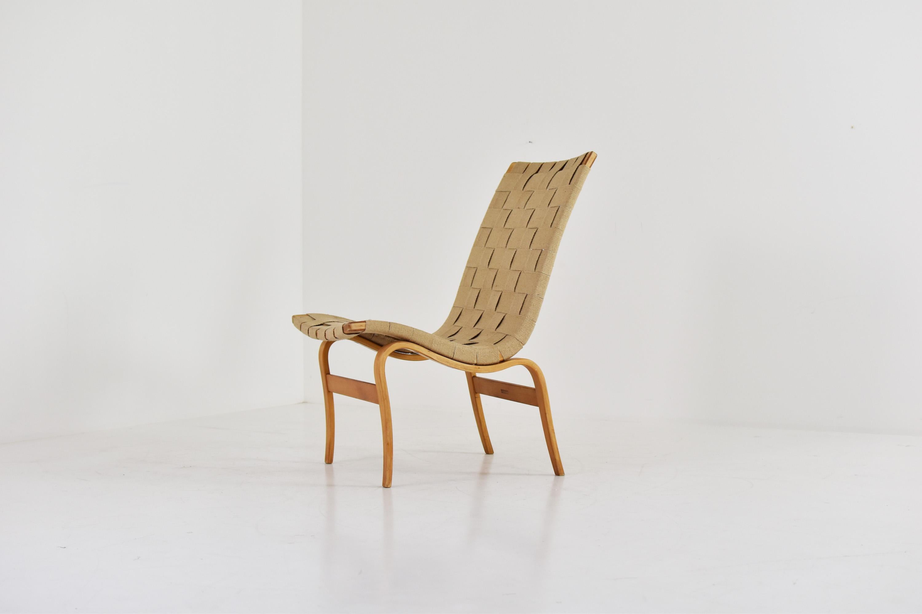 Early edition ‘Eva’ side chair by Bruno Mathsson for Karl Mathsson, Sweden 1960s. This one features a solid birch frame and has the original woven seat and back. Few signs of wear, overall in a very good and original condition. Signed underneath.