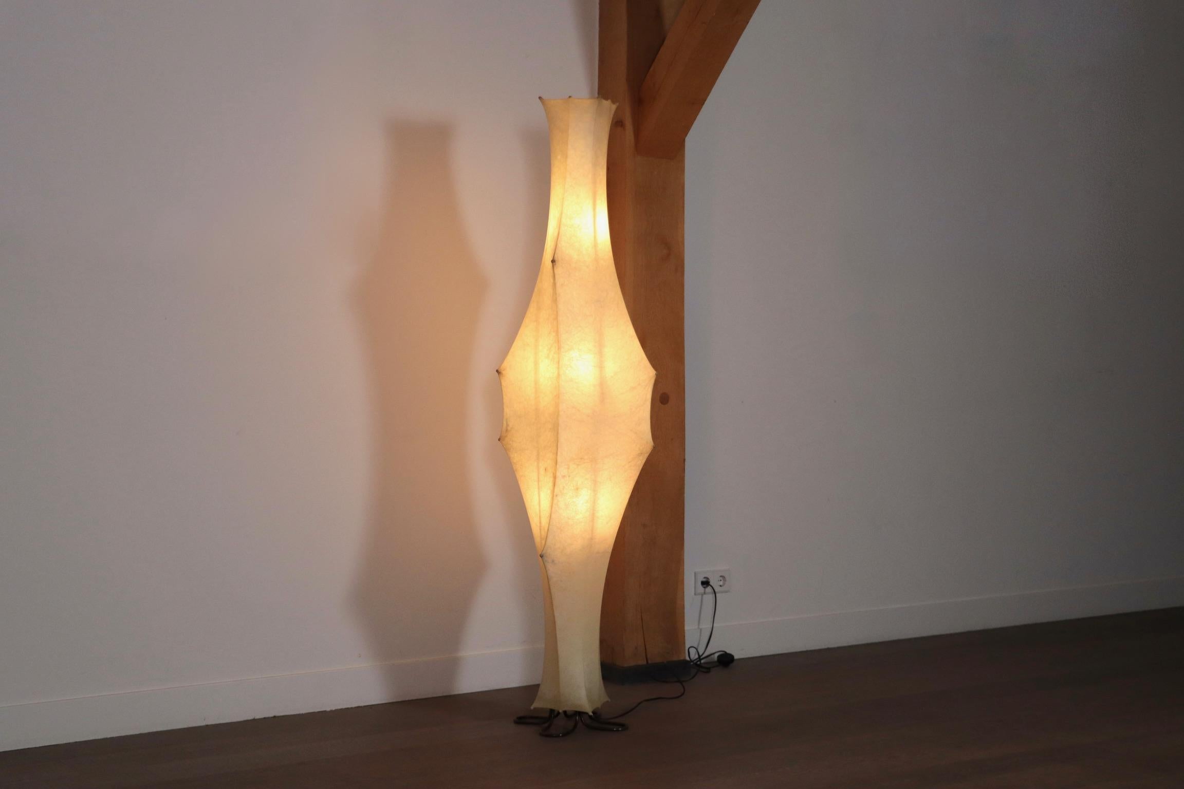 Lampadaire Flos Fantasma par Tobia Scarpa, Italie, années 1960.

Créé par le maître designer Tobia Scarpa, ce lampadaire se présente comme une œuvre d'art fonctionnelle. Sa silhouette saisissante brille d'une lumière diffuse qui éclaire sans