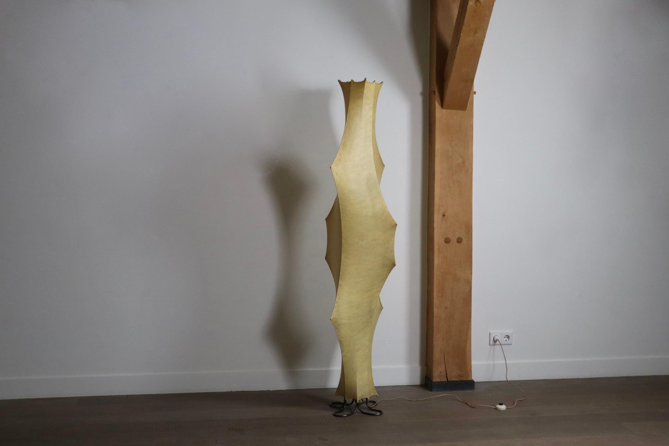 Lampada da terra Flos Fantasma di Tobia Scarpa, Italia, anni '60.

Creata dal famoso designer italiano Tobia Scarpa, questa lampada da terra mozzafiato si presenta come un'opera d'arte funzionale. La sua silhouette sorprendente si illumina con una
