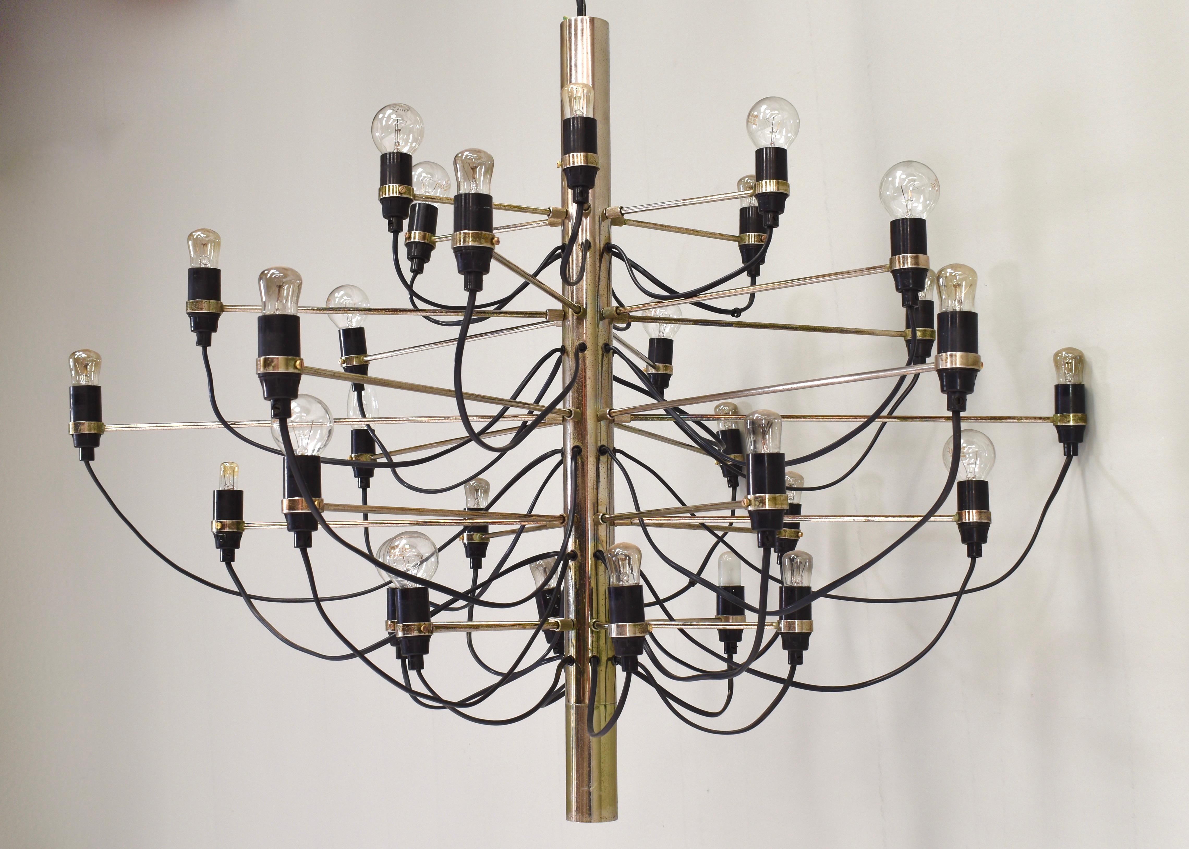 Vintage early edition 2097/30 chandelier, designed by Gino Sarfatti. This lamp is a rare brassed (gold coloured) edition, although the brass has faded much due to it's age and it shows some patina in the manor of flash rust. Brassed early editions