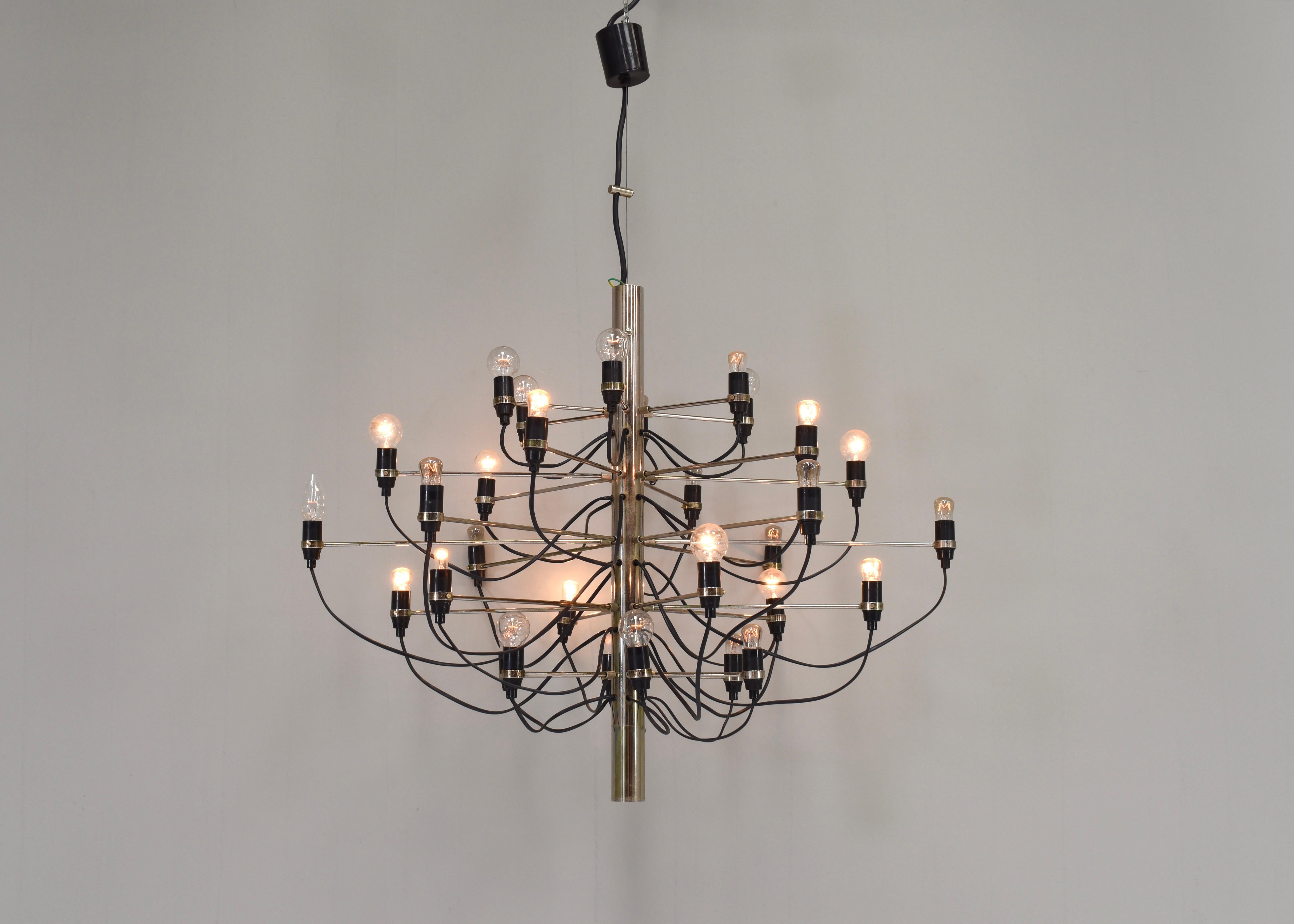 Mid-Century Modern Early Edition Gino Sarfatti 2097/30 Brass Chandelier for Arteluce / Flos, Italy For Sale
