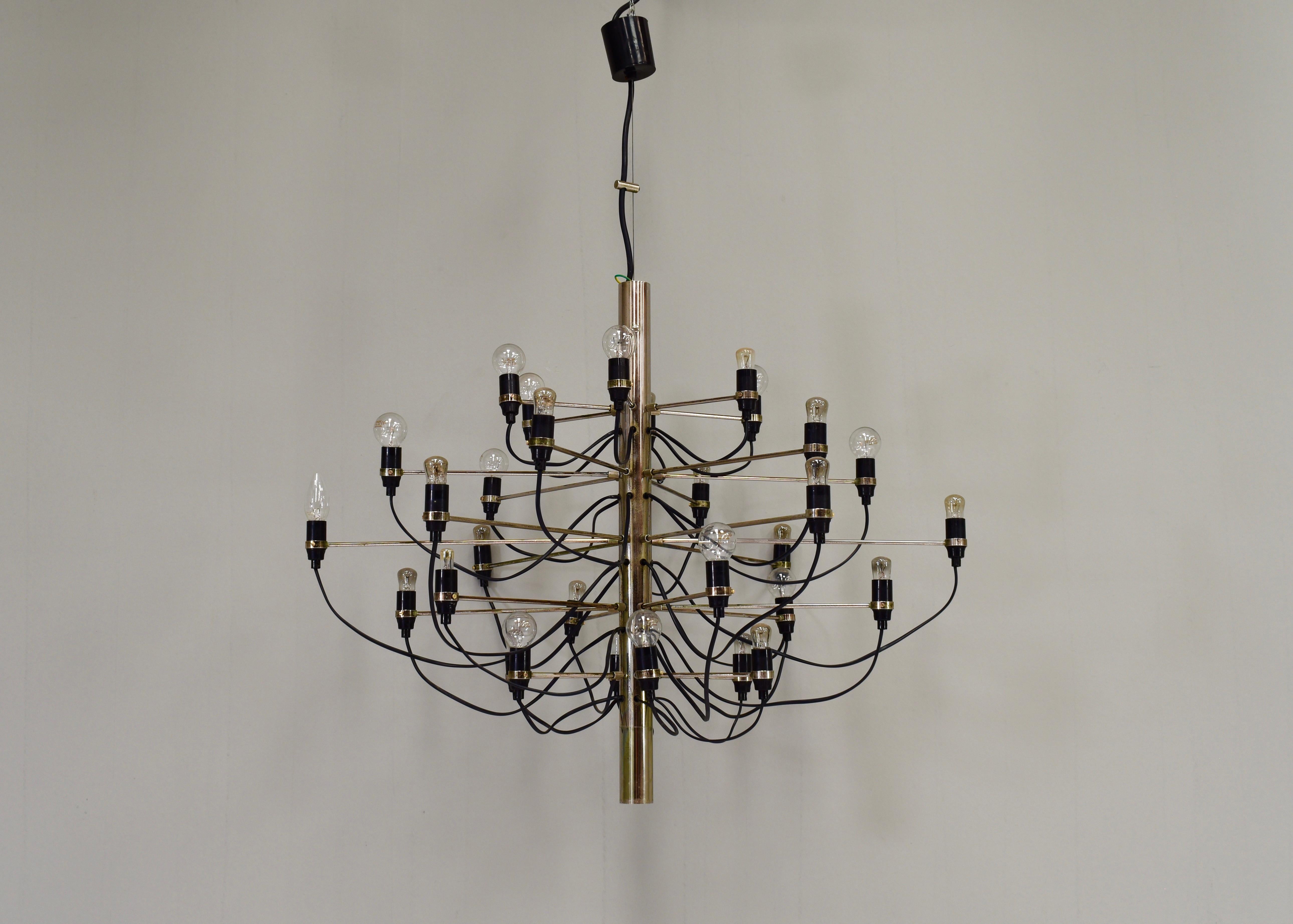 Italian Early Edition Gino Sarfatti 2097/30 Brass Chandelier for Arteluce / Flos, Italy For Sale