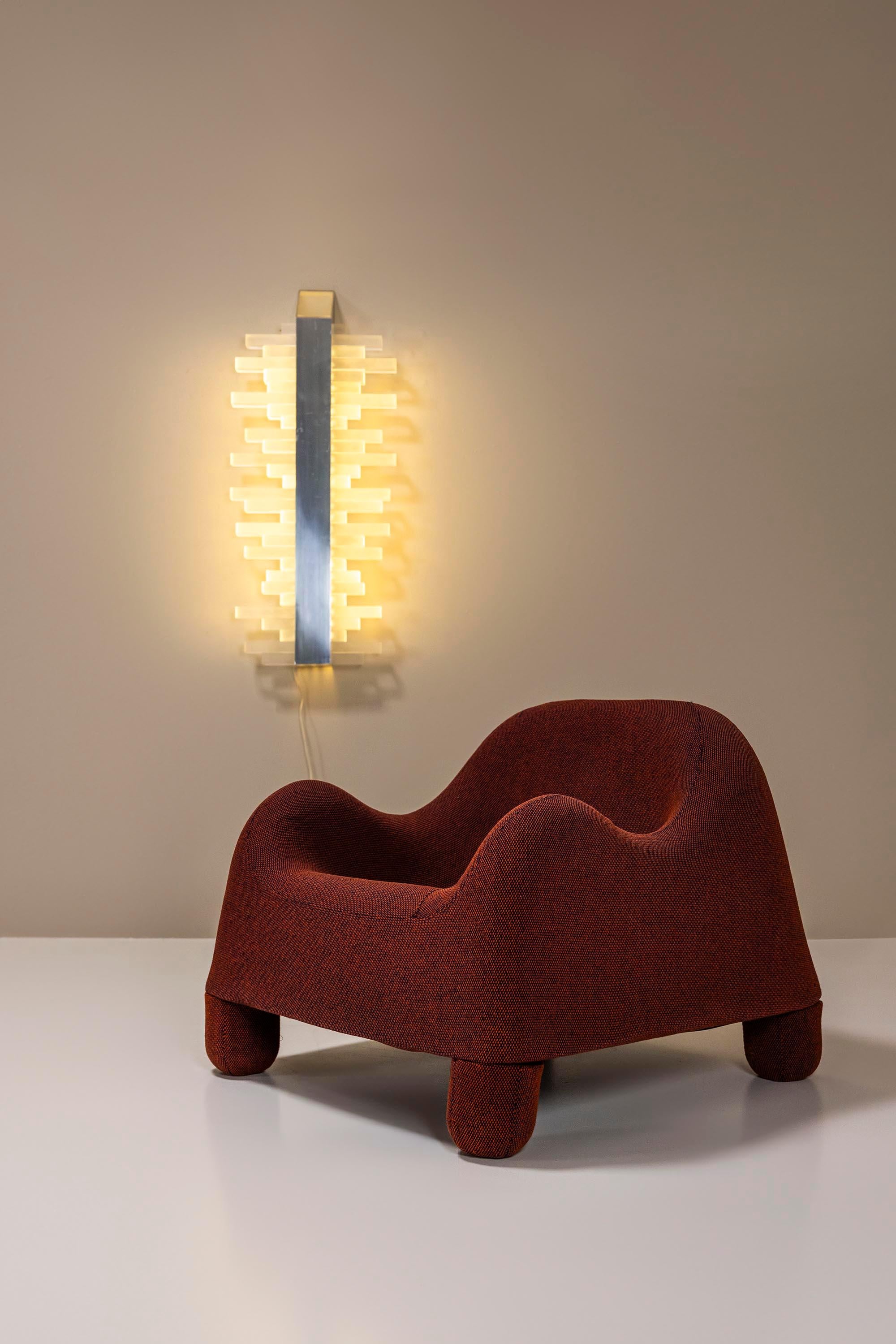 This early edition GOMMA chair by BBB Emmebonacina is a stunning embodiment of 1970s Italian design, exuding a unique blend of playful form and functional comfort. This particular piece, preserved in its original fabric, is a true collector's item,