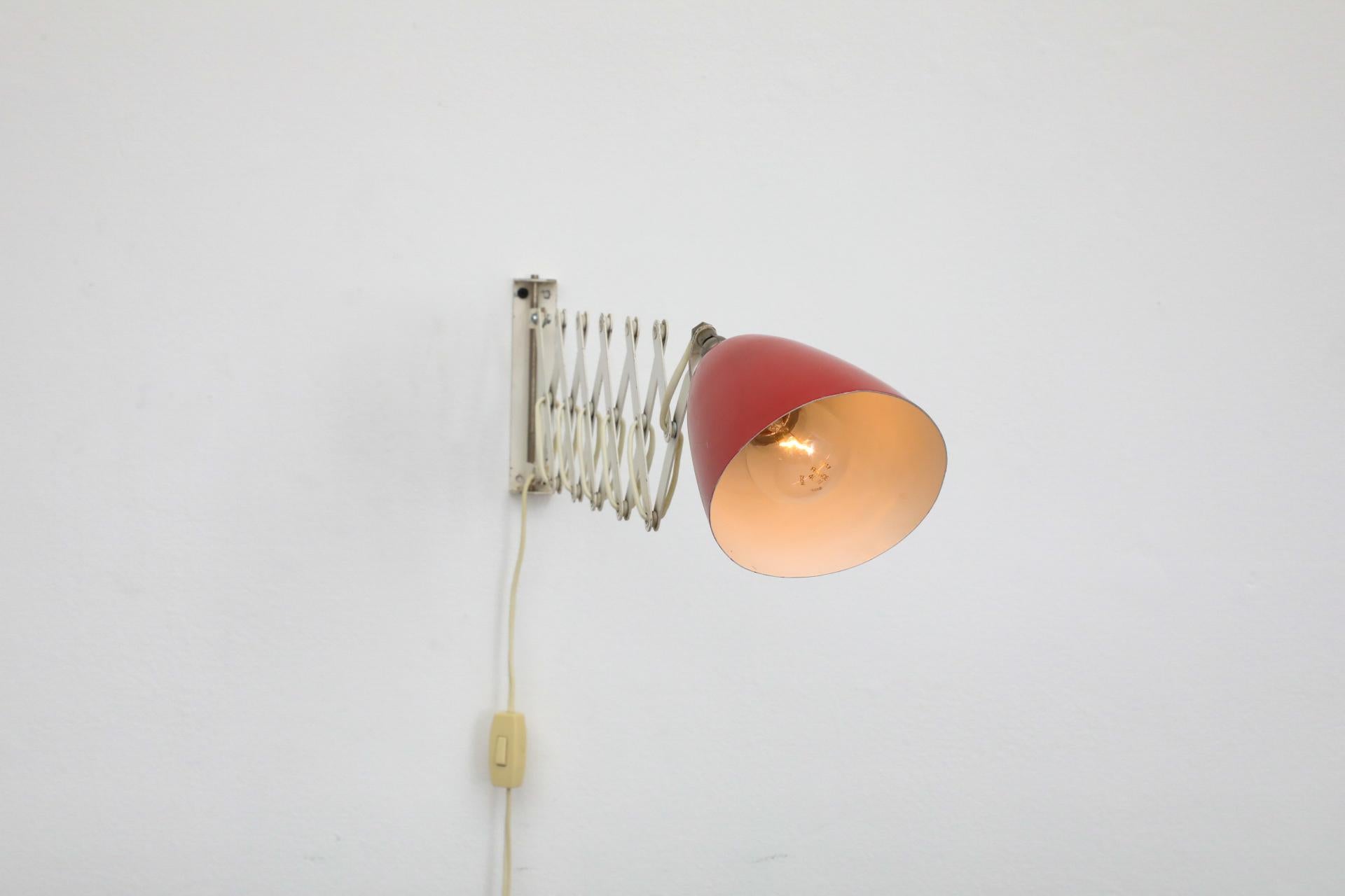 Frühe Ausgabe Hala-Stil Industrielle Wandhalterung Schere in Rot und Weiß in Rot im Angebot 6