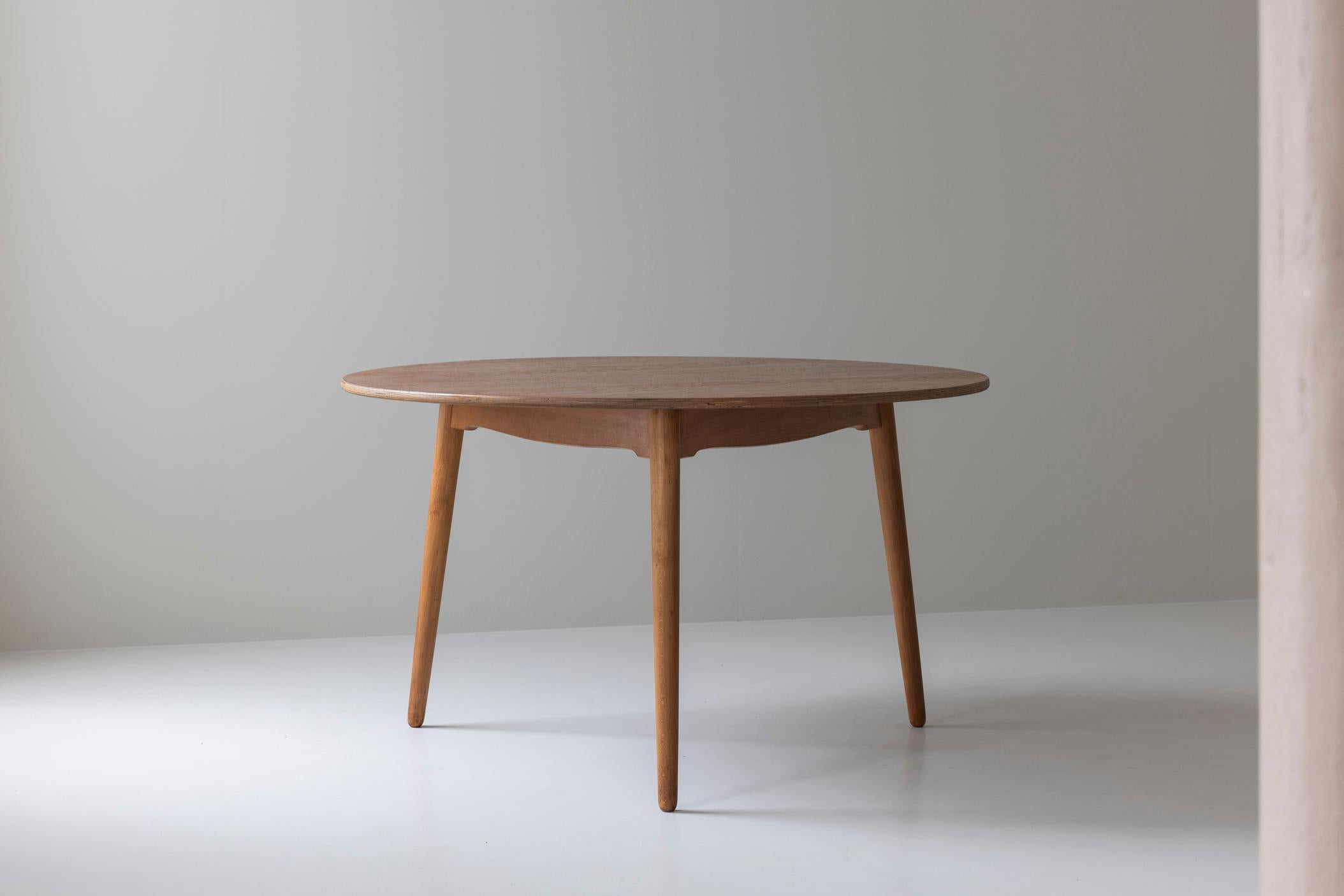 Early edition ‘Heart’ dinning table by Hans Wegner for Fritz Hansen, Denmark 1960s. This tripod table has a base made out of oak and a top made out of teak. Presented in its original condition with only minor wear. Due to its tripod base it is