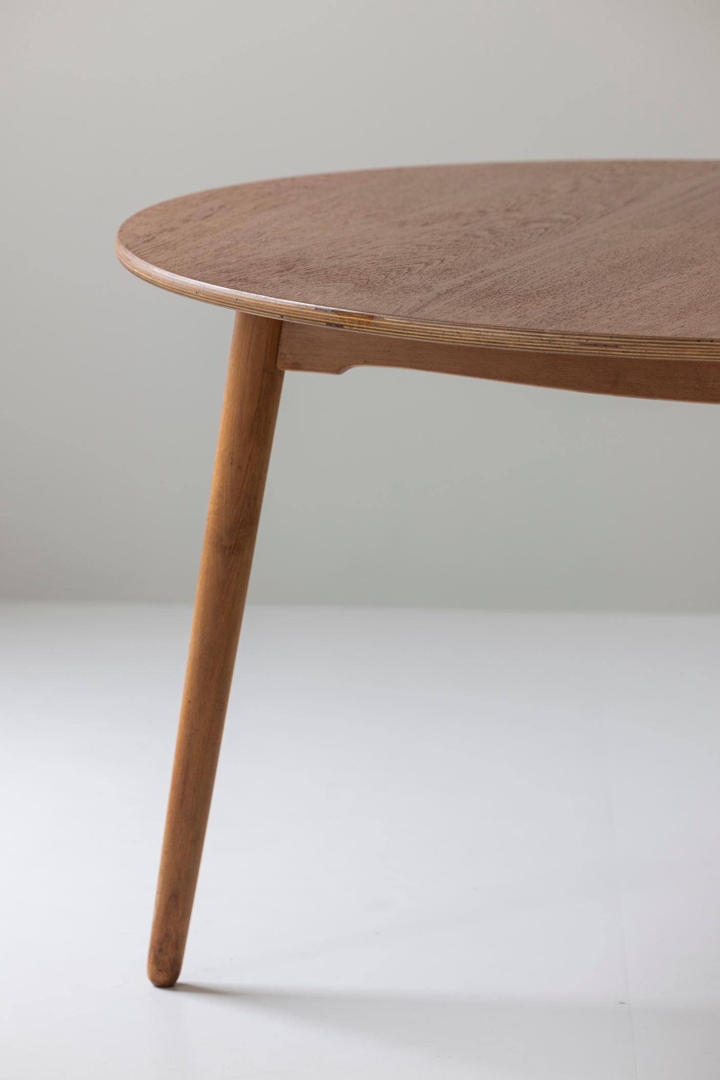 Danish Early edition Heart dinning table by Hans Wegner for Fritz Hansen, Denmark 1960s For Sale