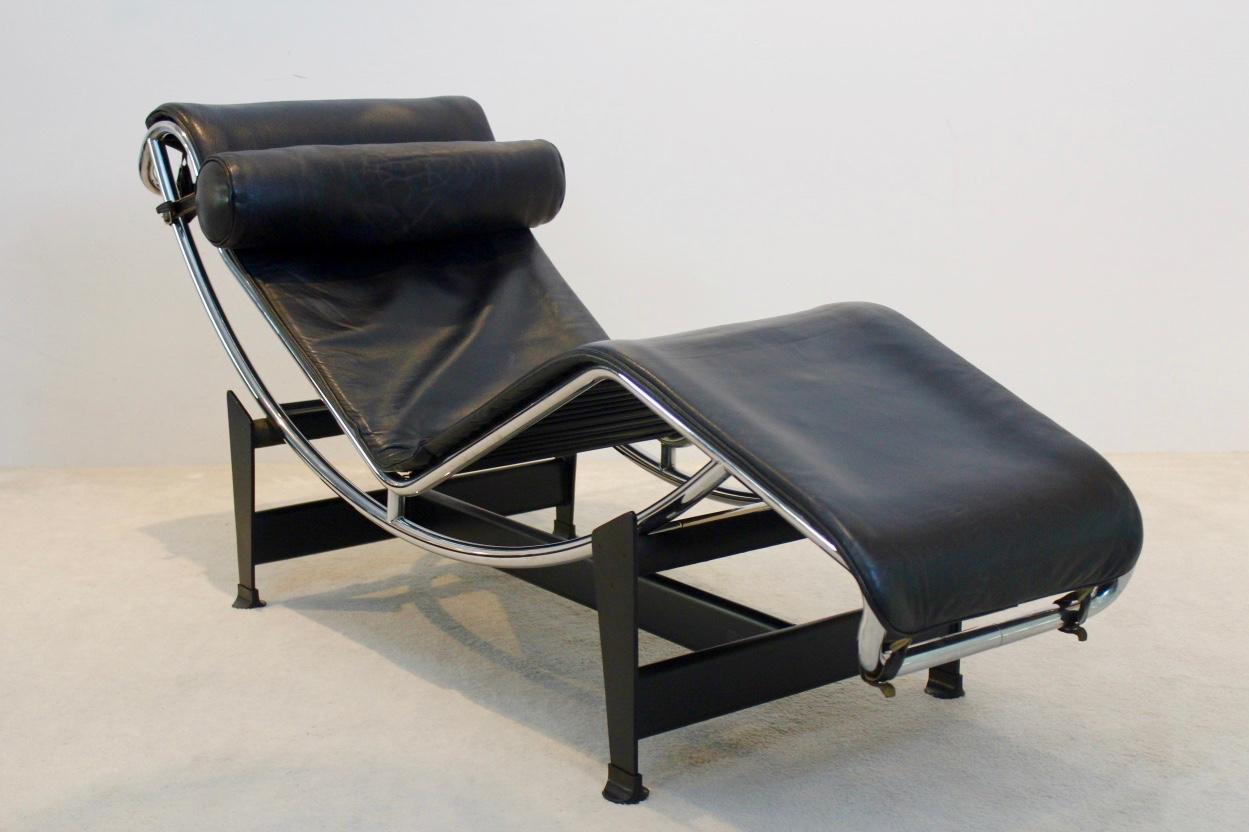 Awesome Early Edition LC4 lounge chair, designed by Le Corbusier, Pierre Jeanneret and Charlotte Perriand for Cassina in Italy. This chair is extremely comfortable and has multiple lounging positions. It has a heavy polished trivalent chrome-plated