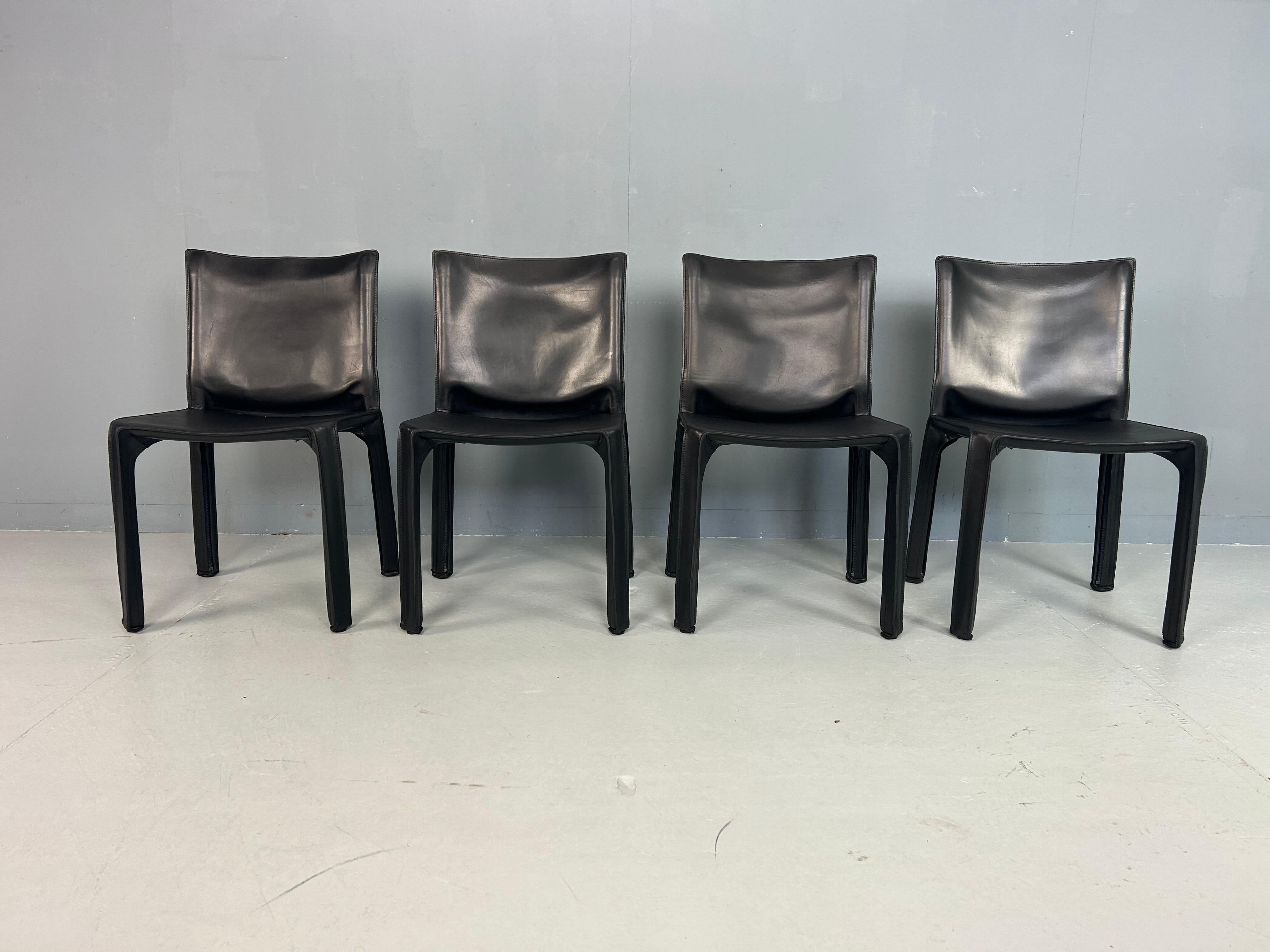 Set di 4 sedie per sala da pranzo disegnate da Mario Bellini e prodotte da Fabina, azienda di arredamento di design di alta qualità, negli anni '70 in Italia.
Queste sedie sono la prima edizione della manifattura Cassina.
Modello - Cab 412. Tutte le