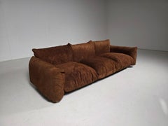 „Early Edition“ – 3-Sitzer-Sofa von Mario Marenco aus dunklem Cognac-farbigem Wildleder, Arflex, 1970er Jahre