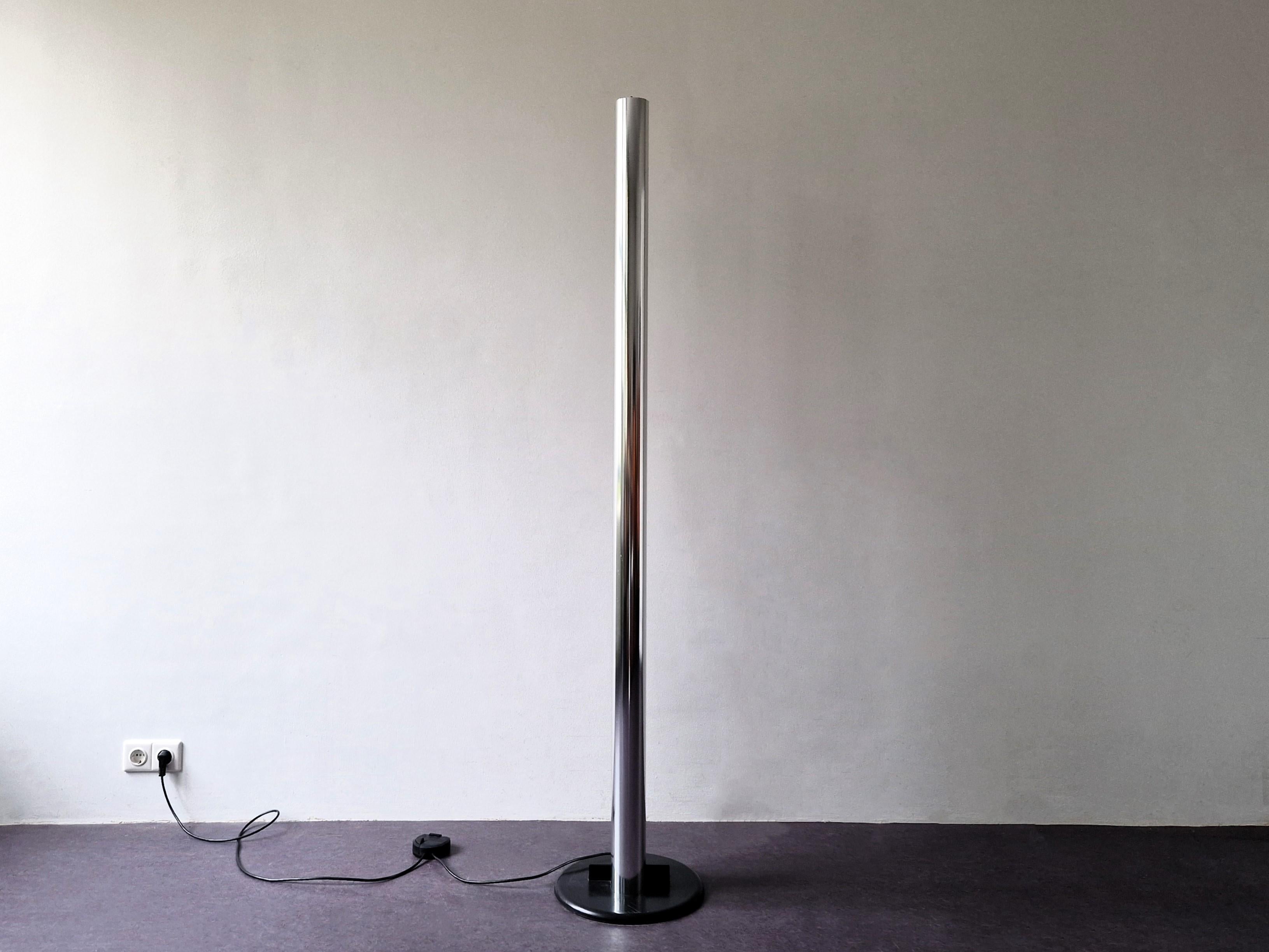 The Megaron floor lamp was designed by Gianfranco Frattini for Artemide in Italy. An iconic piece of midcentury Italian design, that is still in production. This piece is an early version, as it does not have the inbuild dimmer that the more later