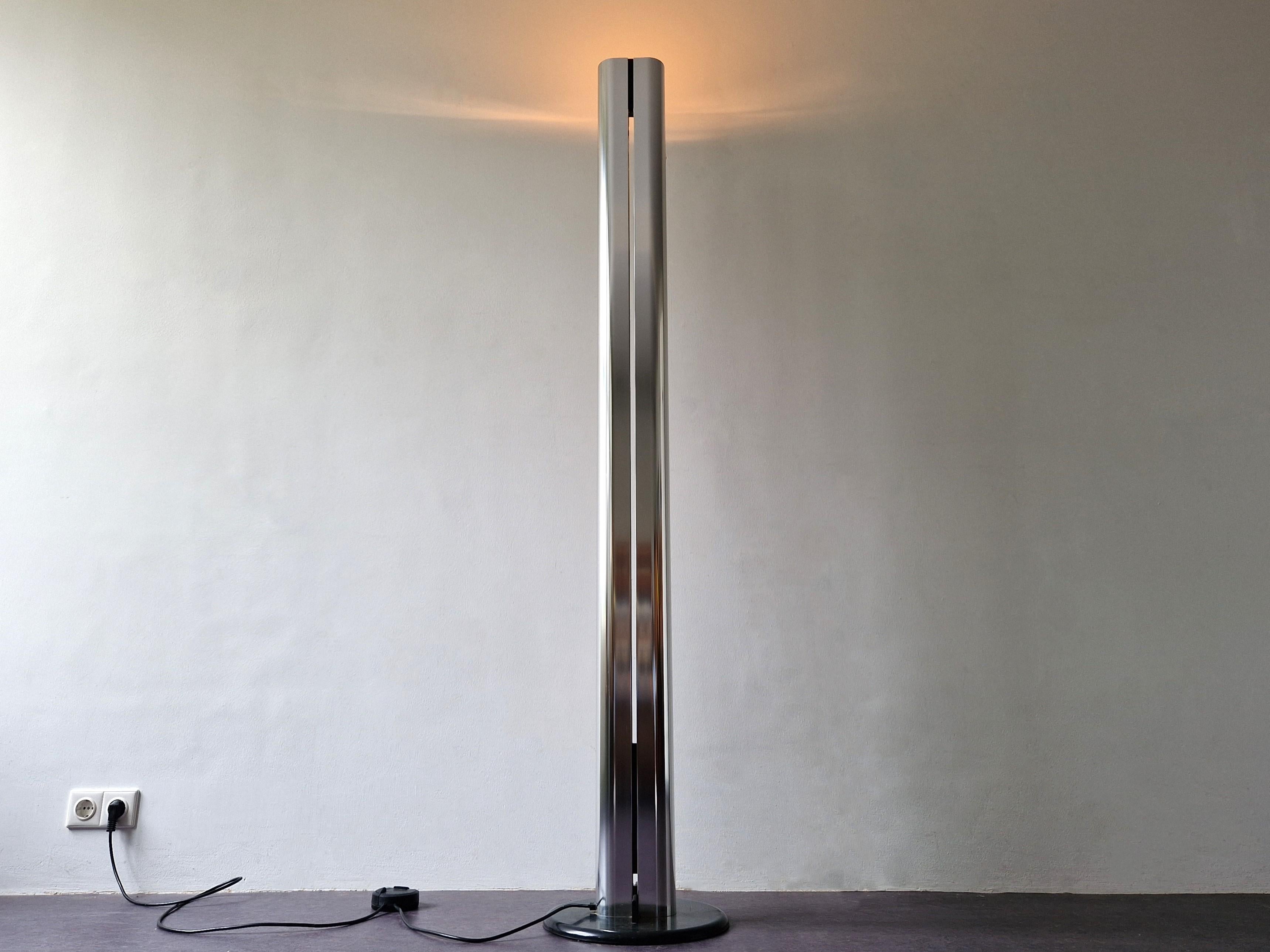 Early edition Megaron floor lamp by Gianfranco Frattini for Artemide, Italy 1979 For Sale 1