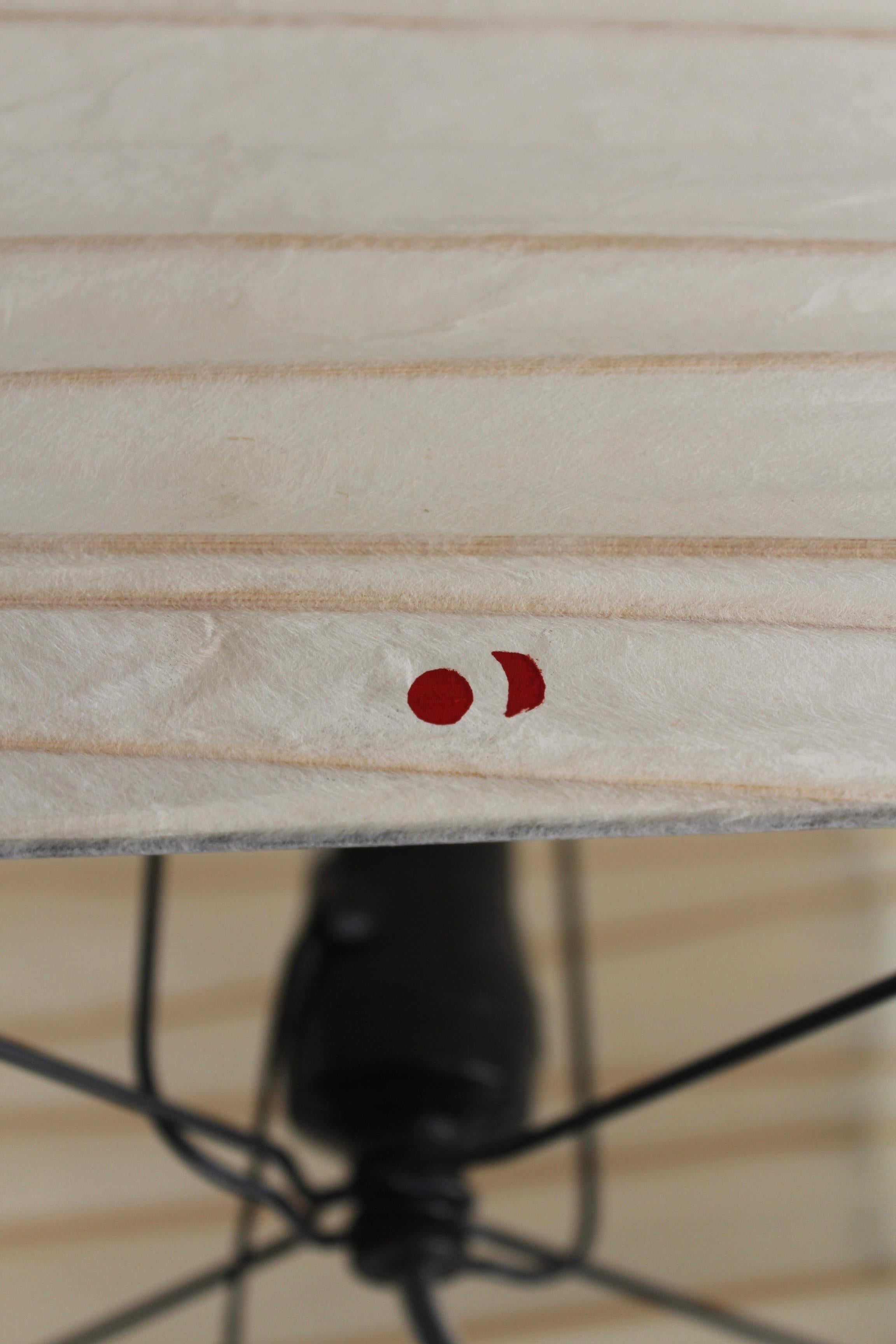 Modèle 3X Lampe de table Akari par Isamu Noguchi, années 1960. Modèle d'édition ancienne, marqué de l'idéogramme rouge du soleil et de la lune. Abat-jour en papier washi, nervures en bambou et armature en métal.

Dimensions : 13,75 