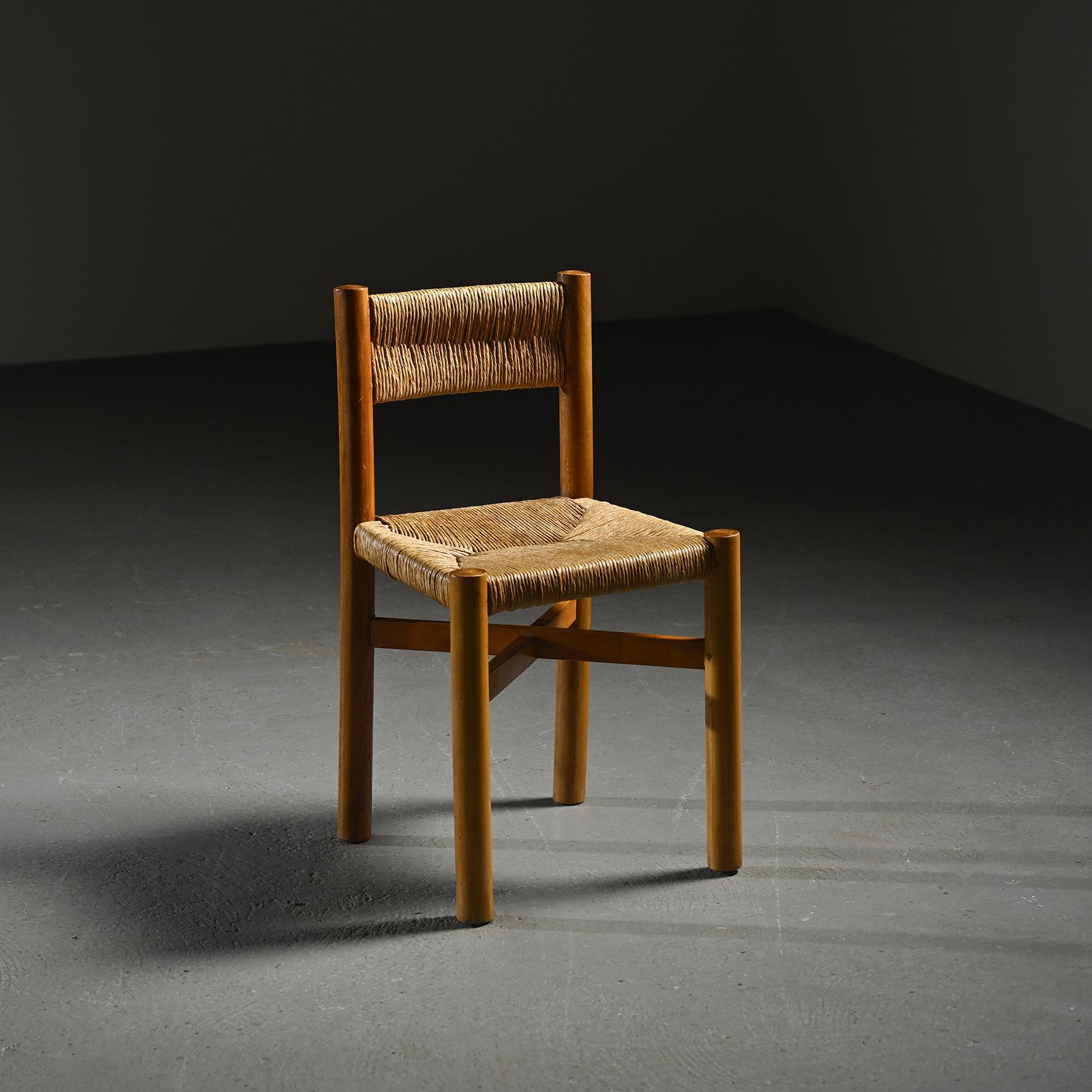 
Chaise Meribel de Charlotte Perriand, conçue dans les années 1950 pour meubler la station de ski de Meribel, dans les Alpes françaises. Design iconique de Charlotte Perriand, cette chaise se trouvait également dans son propre chalet, qu'elle a