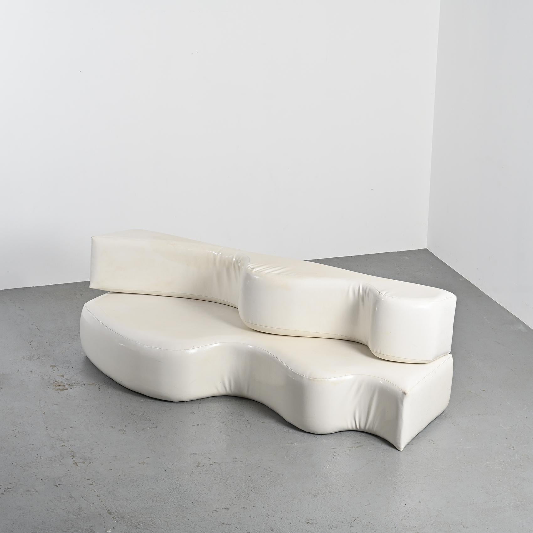
The Superonda sofa by Poltronova, a result of collaboration with Archizoom Associati, stands as a quintessential emblem of Italian design. Conceived in 1967 by the radical Florentine collective Archizoom, this innovative sofa boldly breaks away