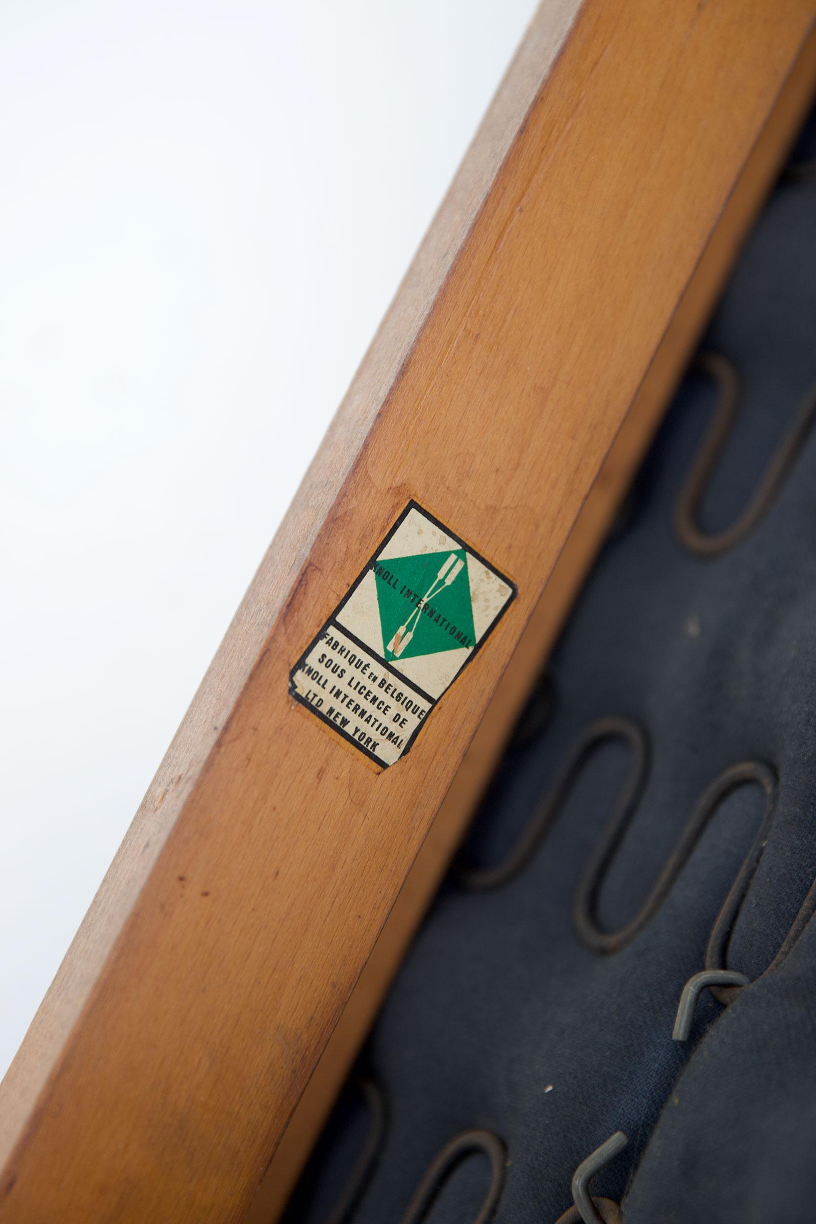 Cette première édition de la chaise 666 a été produite par De Coene. Depuis 1954, De Coene est devenu le producteur pour le Benelux des meubles Knoll. Ce rare ensemble de chaises anciennes est en parfait état d'origine. Chaque chaise est marquée