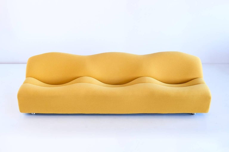 This sculptural three-seat sofa is the first edition of the ABCD series designed by Pierre Paulin for Artifort in 1968. The lounge sofa is composed by three seperate segments characterized by their wave shaped curves. The slightly declining curved