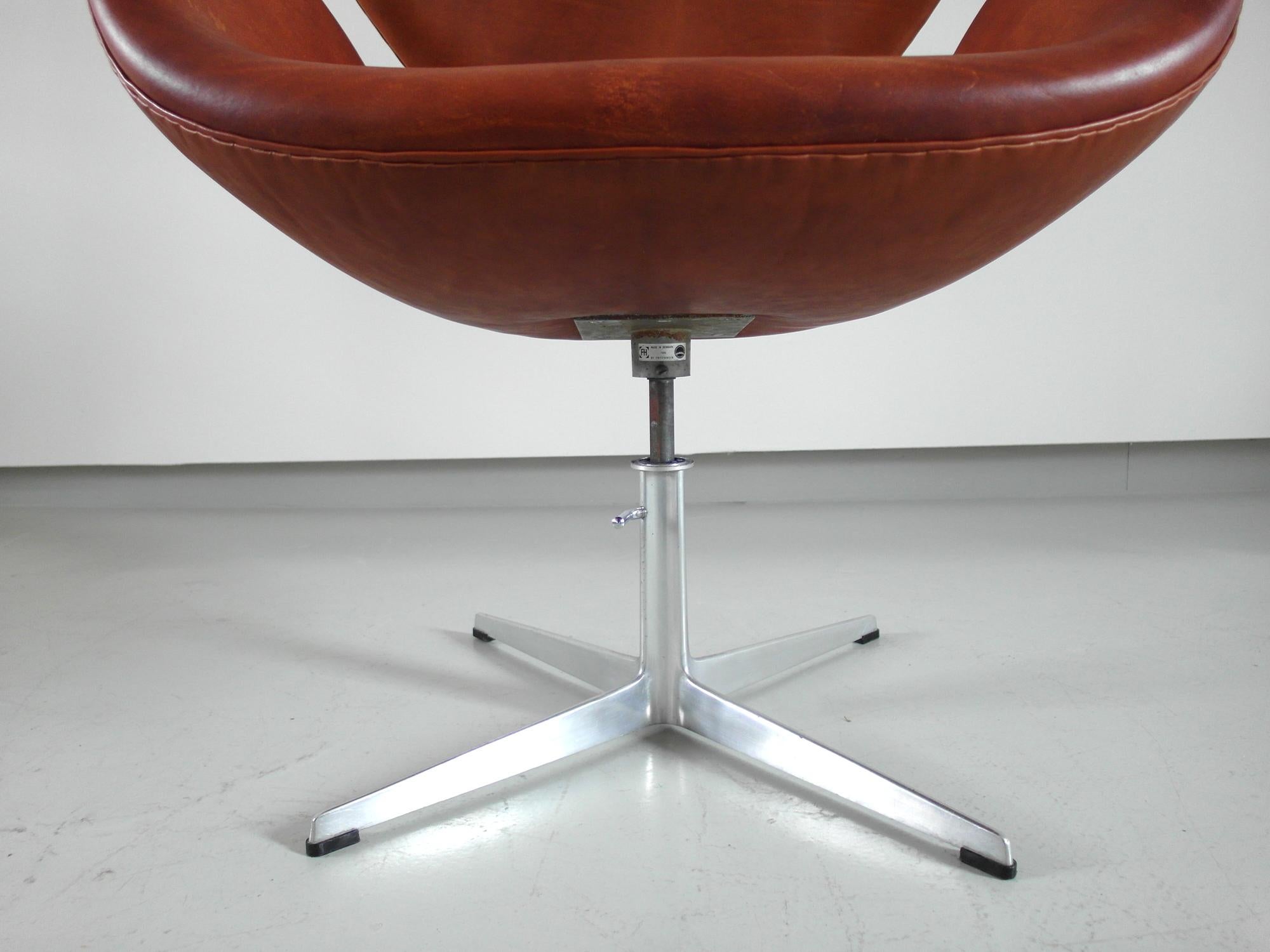 Early Edition Swan Chair by Arne Jacobsen for Fritz Hansen, Denmark, 1975 6
