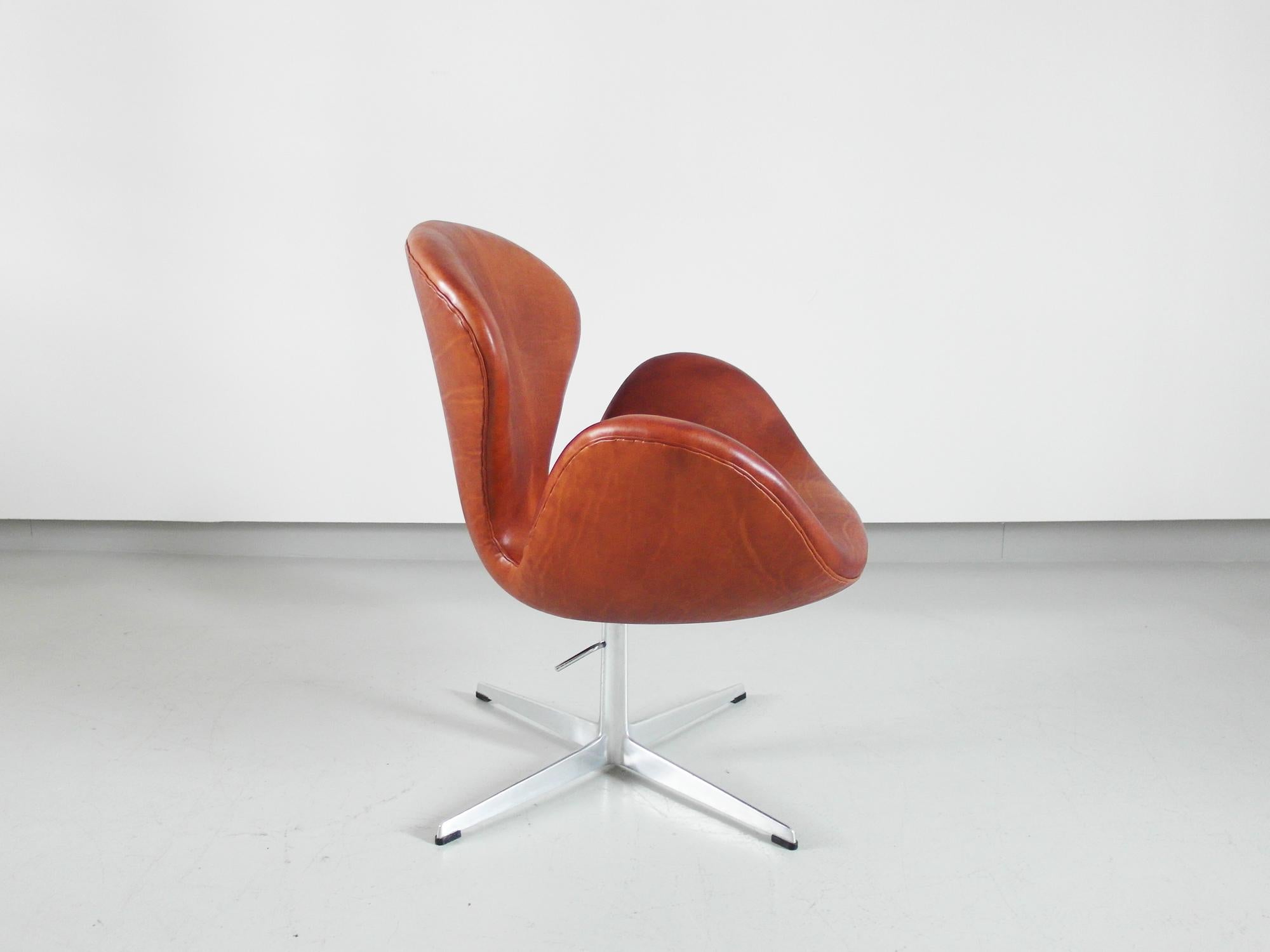 Gorgeous early edition Swan chair designed by Arne Jacobsen for Fritz Hansen, Denmark, 1967. 
This chair, Model 3320, better known as Swan is professionally reupholstered with the quality of leather which was used in the 1960s. Our upholsterer, a