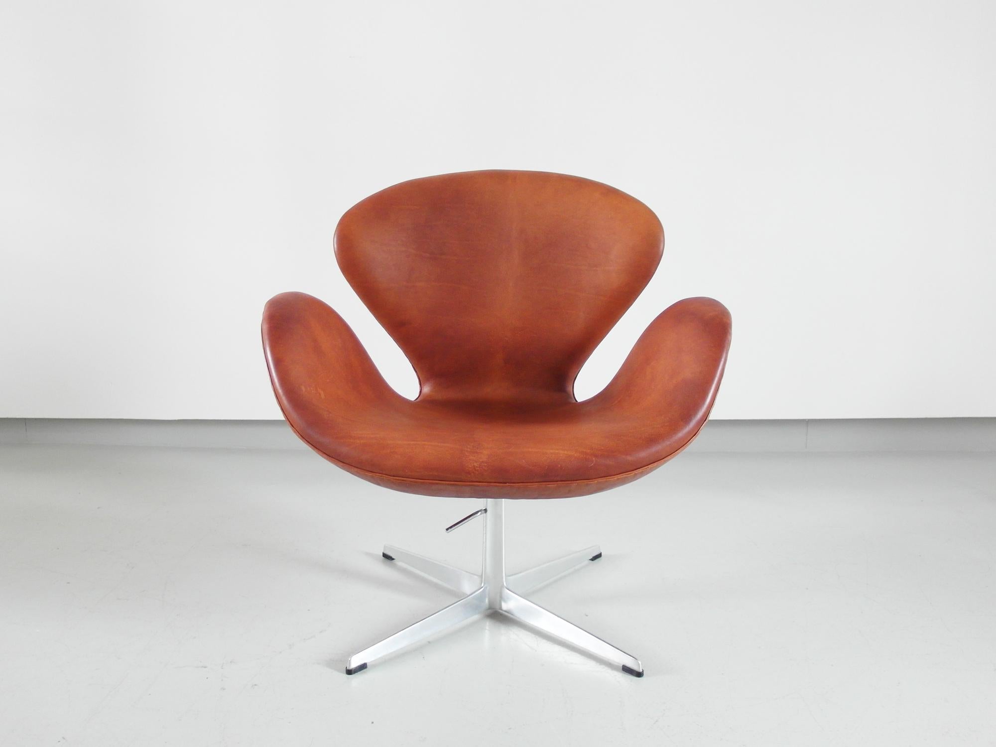 Mid-Century Modern Early Edition Swan Chair by Arne Jacobsen for Fritz Hansen, Denmark, 1975