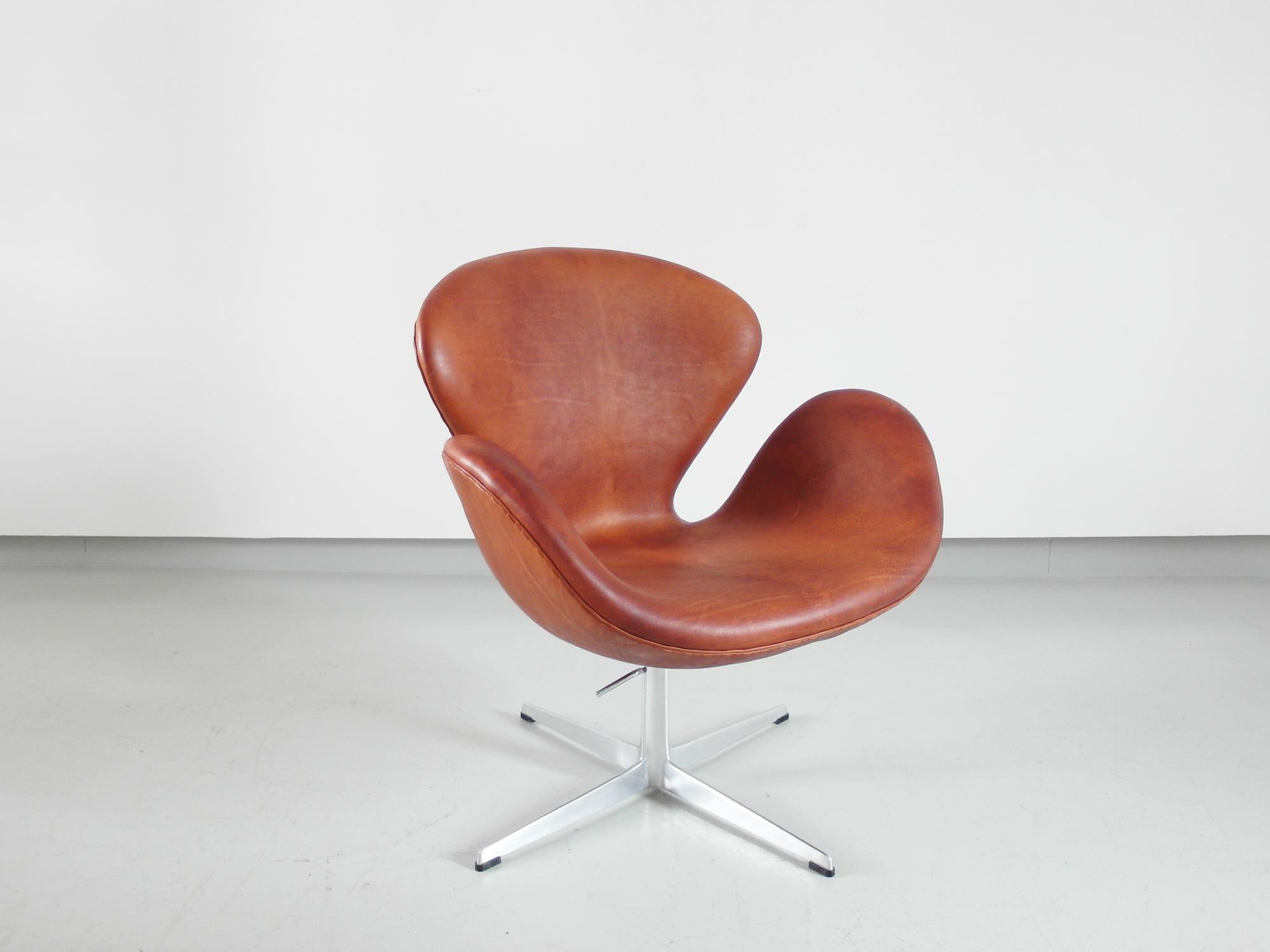 Danish Early Edition Swan Chair by Arne Jacobsen for Fritz Hansen, Denmark, 1975