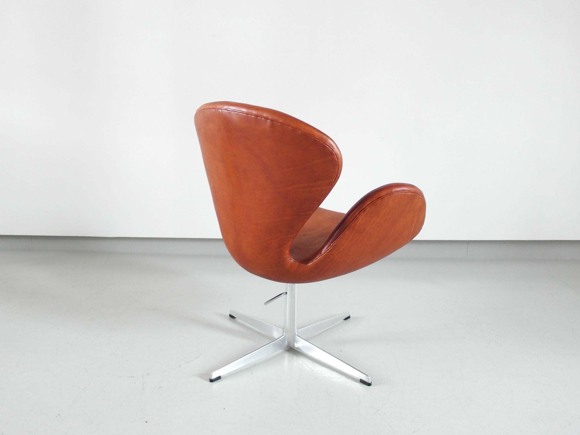 Early Edition Swan Chair by Arne Jacobsen for Fritz Hansen, Denmark, 1975 In Good Condition In Woudrichem, NL