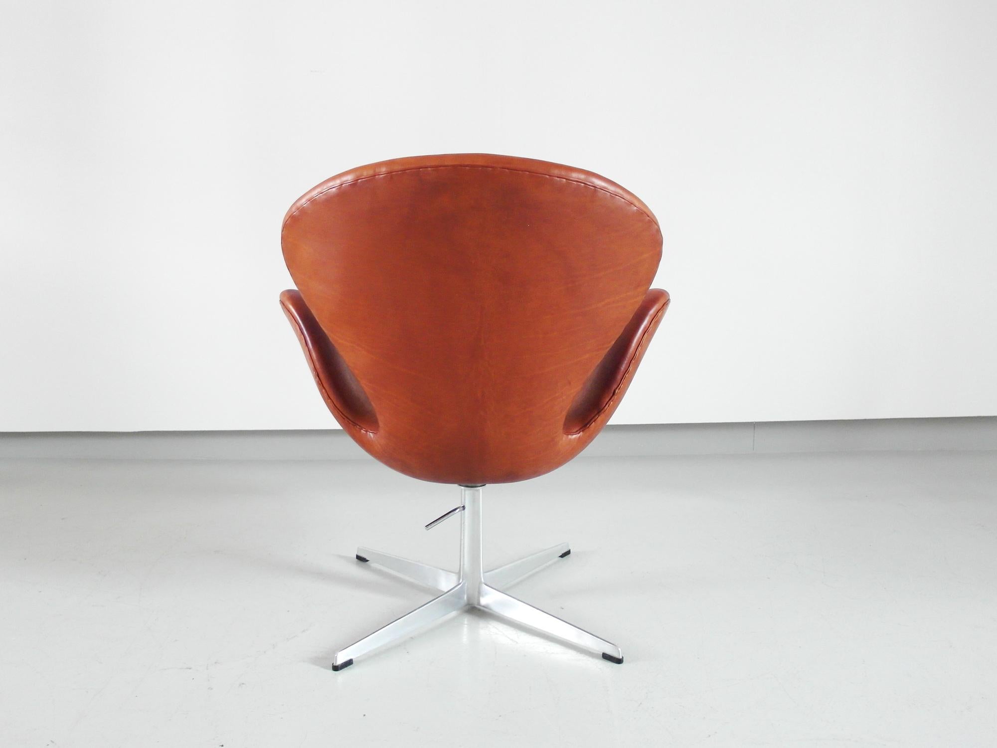 Late 20th Century Early Edition Swan Chair by Arne Jacobsen for Fritz Hansen, Denmark, 1975