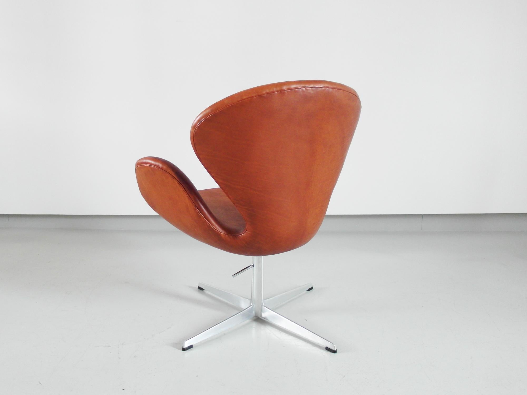 Early Edition Swan Chair by Arne Jacobsen for Fritz Hansen, Denmark, 1975 1