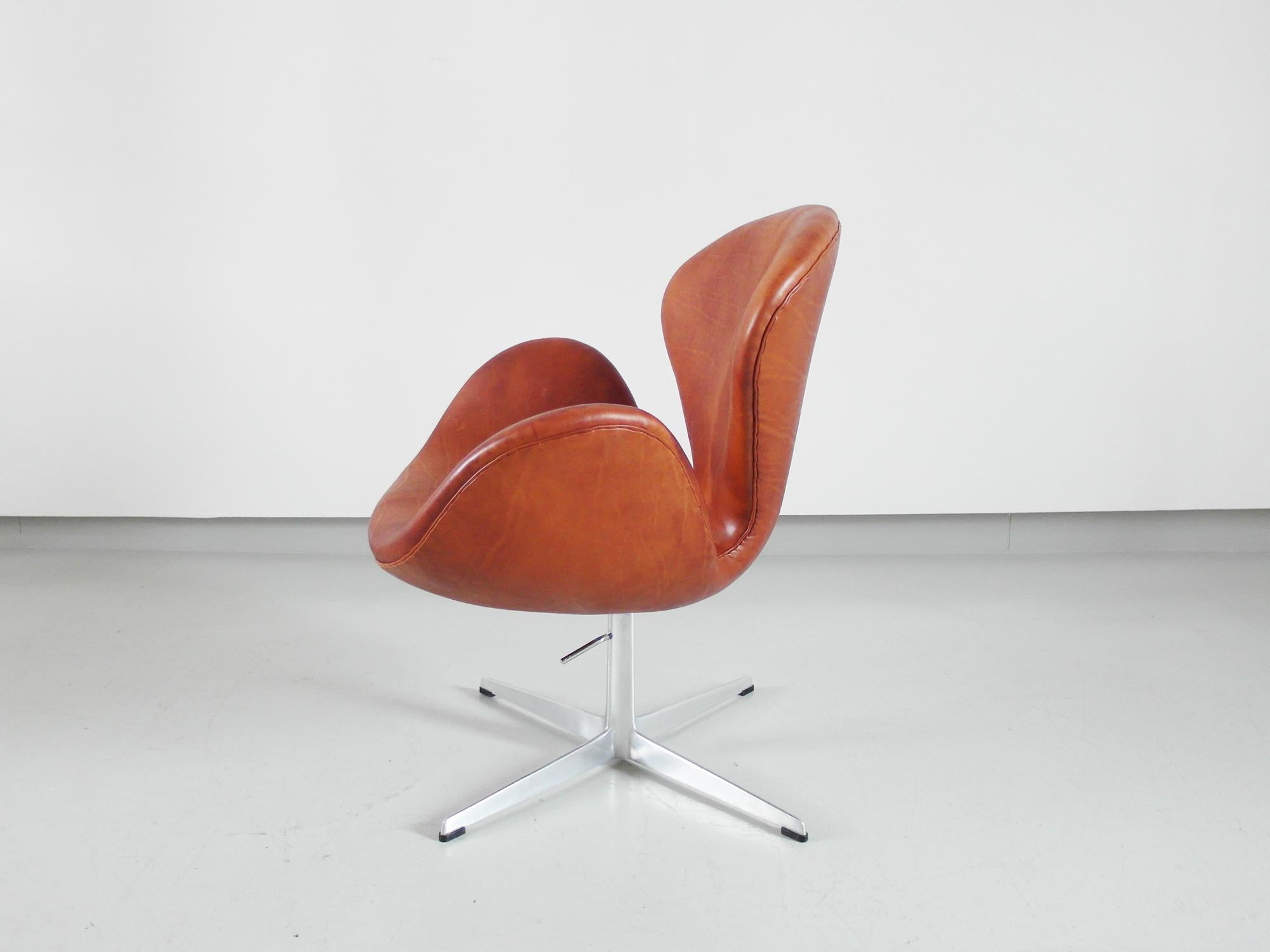 Early Edition Swan Chair by Arne Jacobsen for Fritz Hansen, Denmark, 1975 2