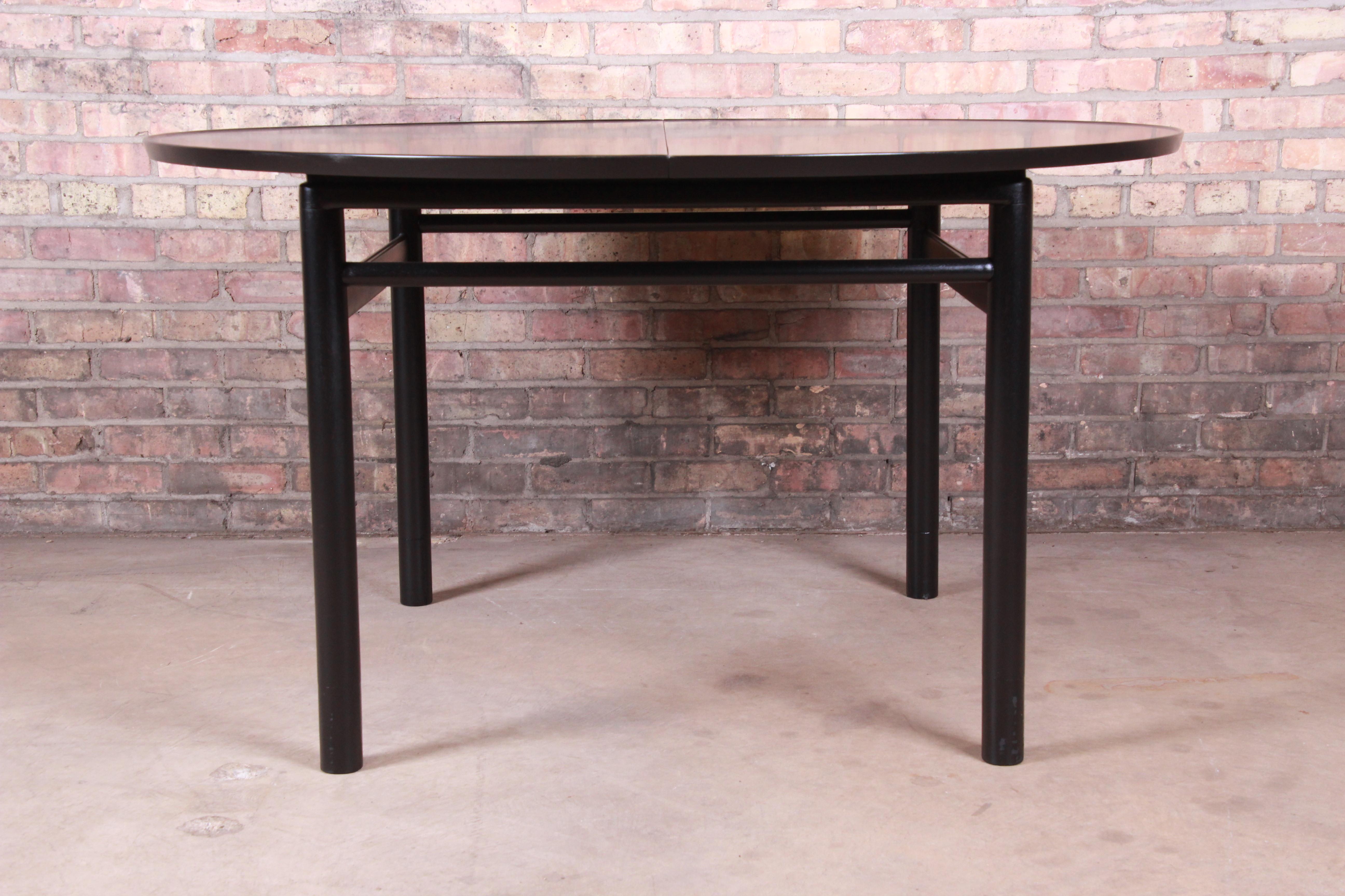 A sleek and stylish Mid-Century Modern ebonized extension dining table

By Edward Wormley for Dunbar Furniture

USA, 1940s

Measures: 52