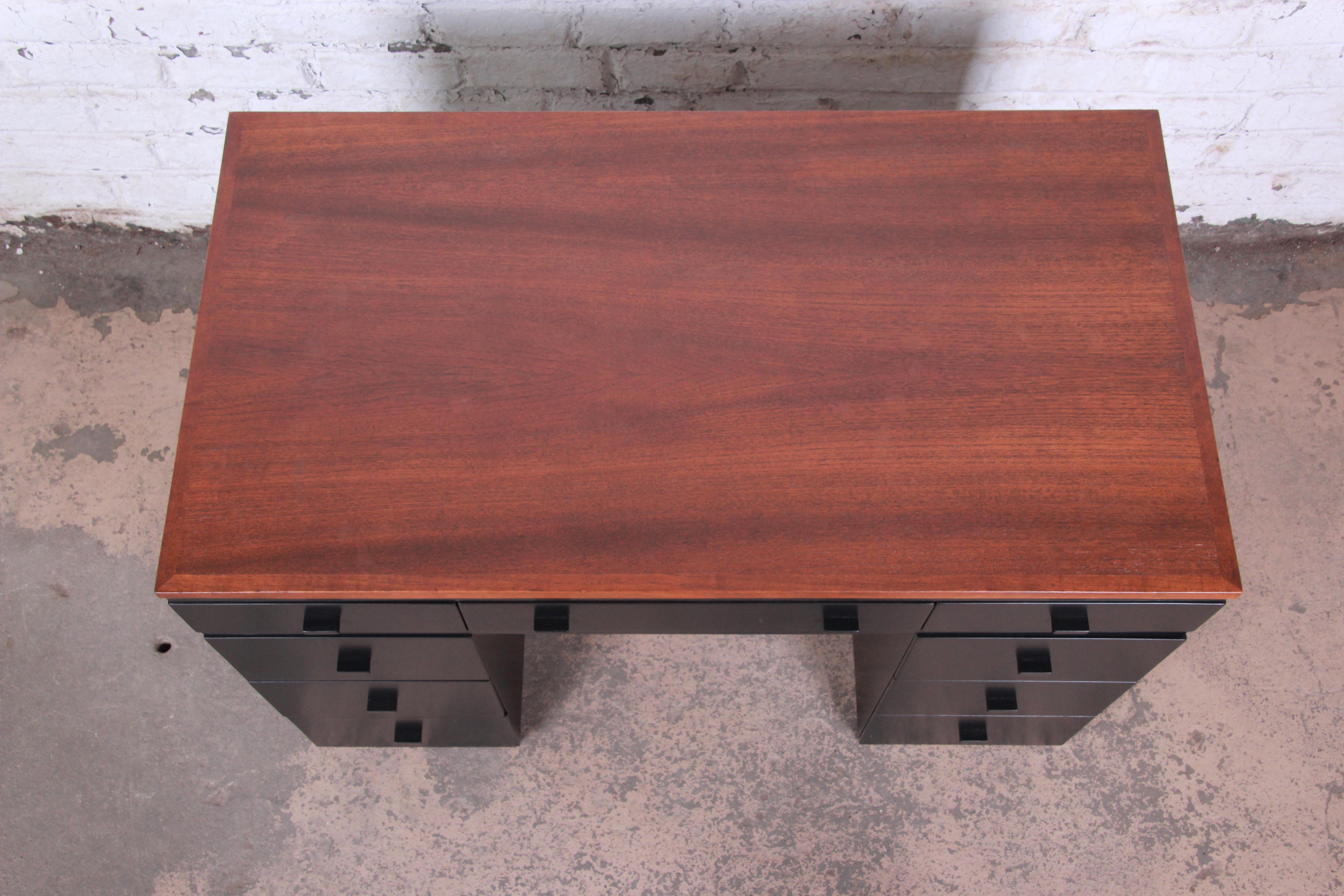 Early Edward Wormley for Dunbar Walnut and Black Lacquered Kneehole Desk, 1940s In Good Condition In South Bend, IN