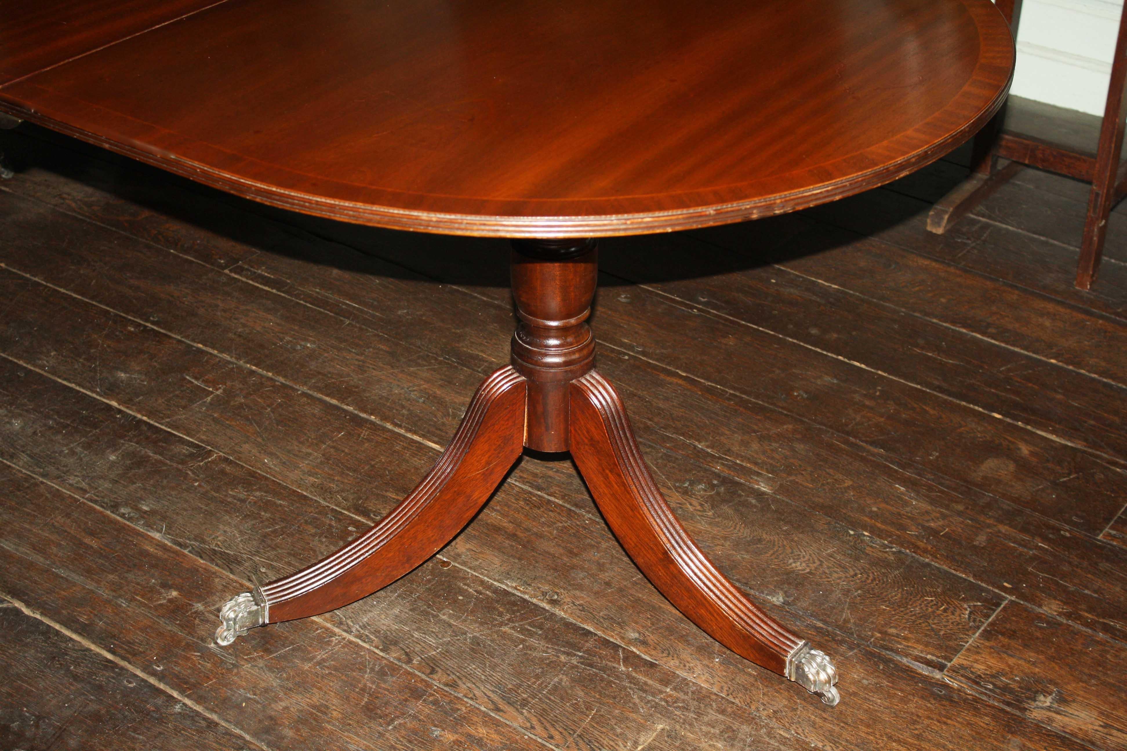 Early Edwardian Double Pedestal Dining Table In Good Condition For Sale In Woodbury, CT