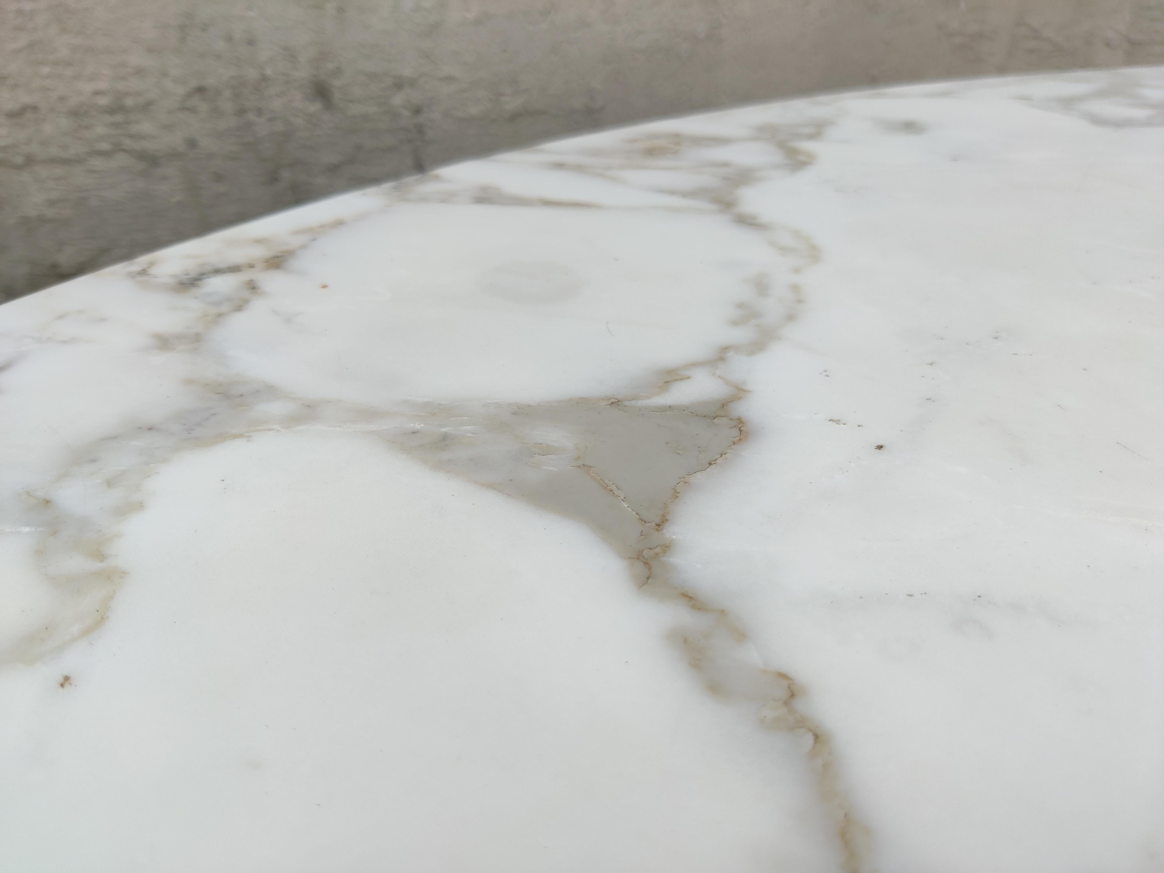 Table basse Tulipe International de Saarinen Knoll avec plateau en marbre Arabescato ovale 2
