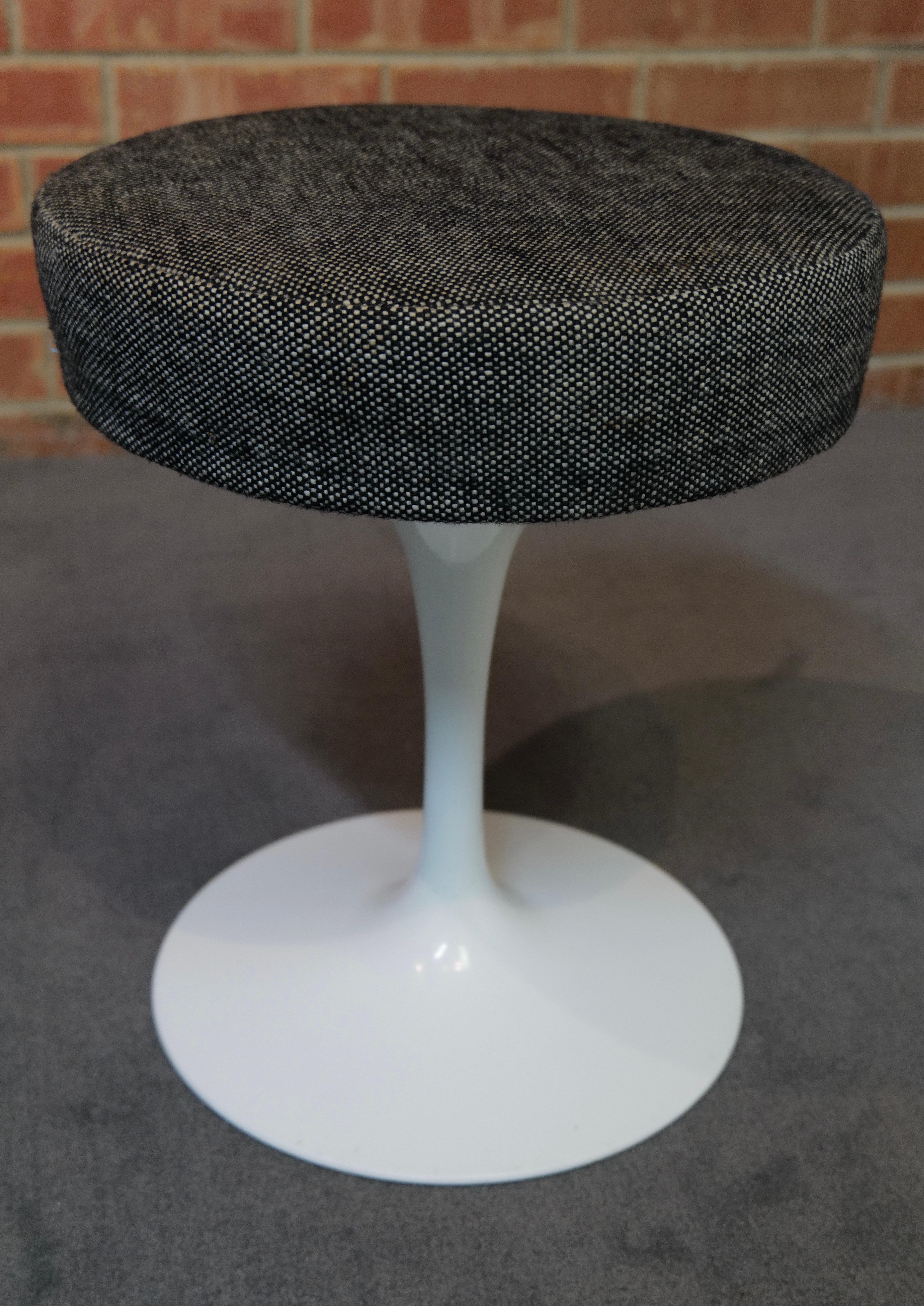 Sgabello internazionale di Eero Saarinen per Knoll con tessuto originale in vendita 3
