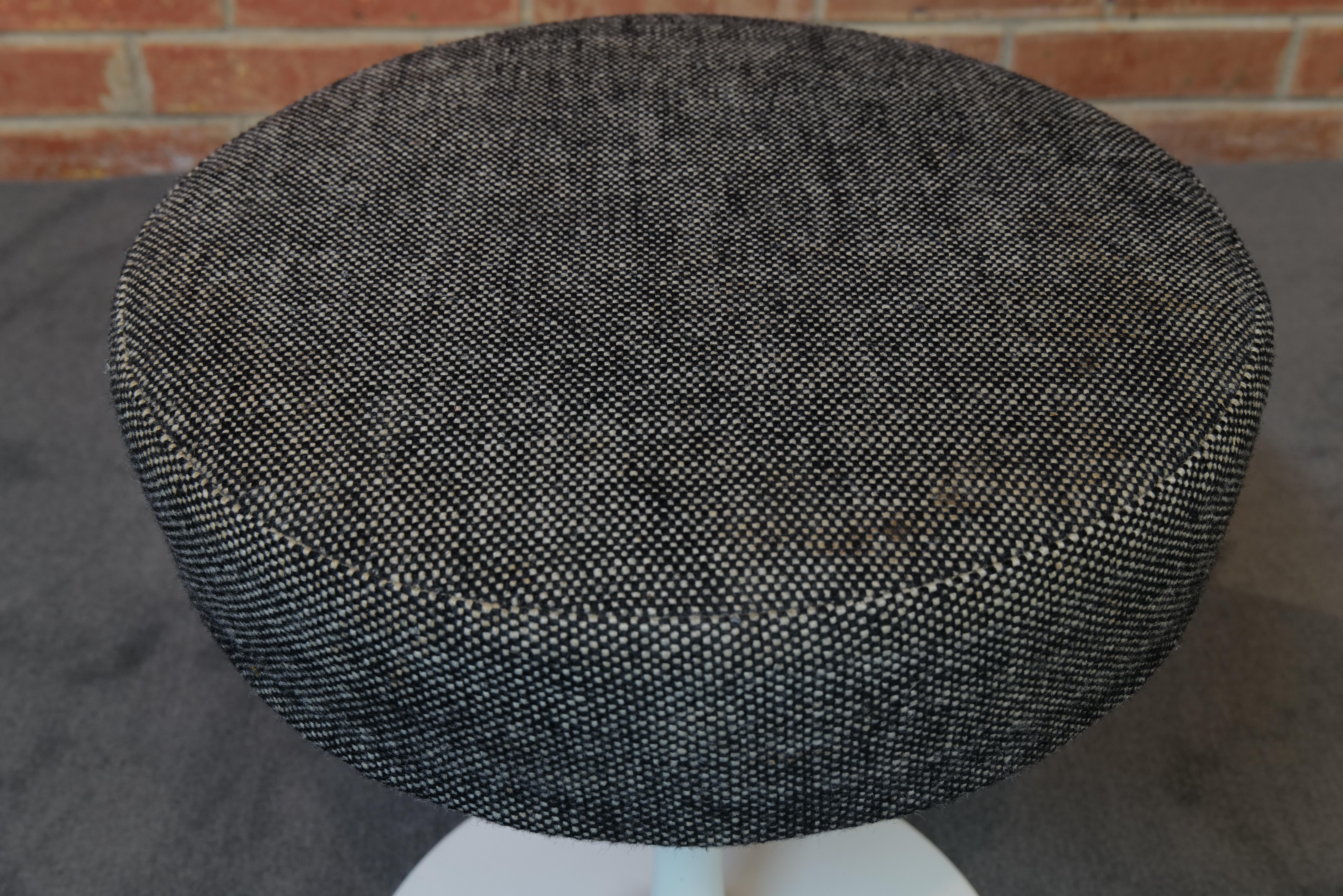 Eccezionale esempio iniziale del design senza tempo di Eero Saarinen per Knoll International, questo iconico sgabello mostra l'eleganza e la semplicità che definiscono il modernismo di metà secolo. Conservando l'imbottitura originale, lo sgabello
