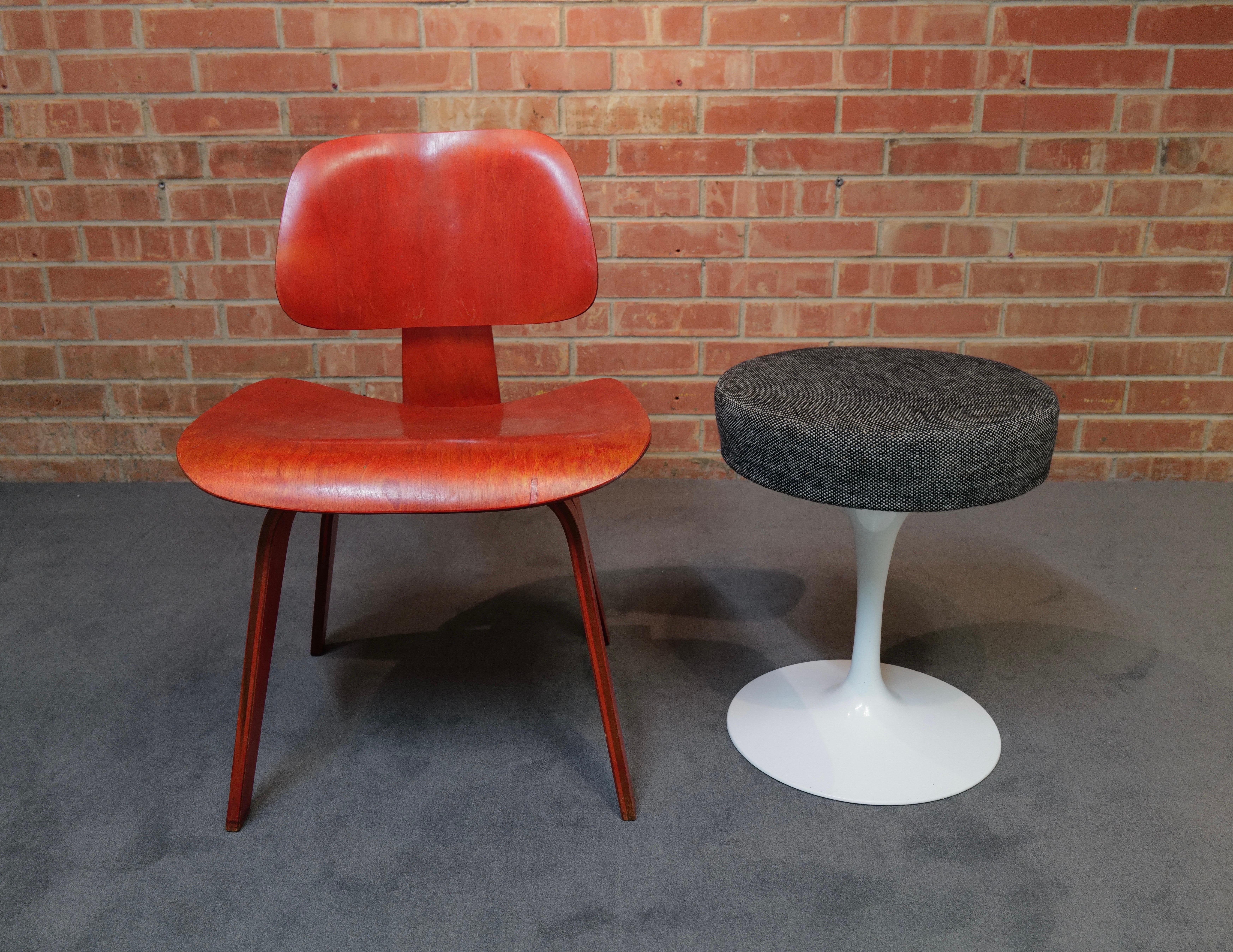 Sgabello internazionale di Eero Saarinen per Knoll con tessuto originale in vendita 1