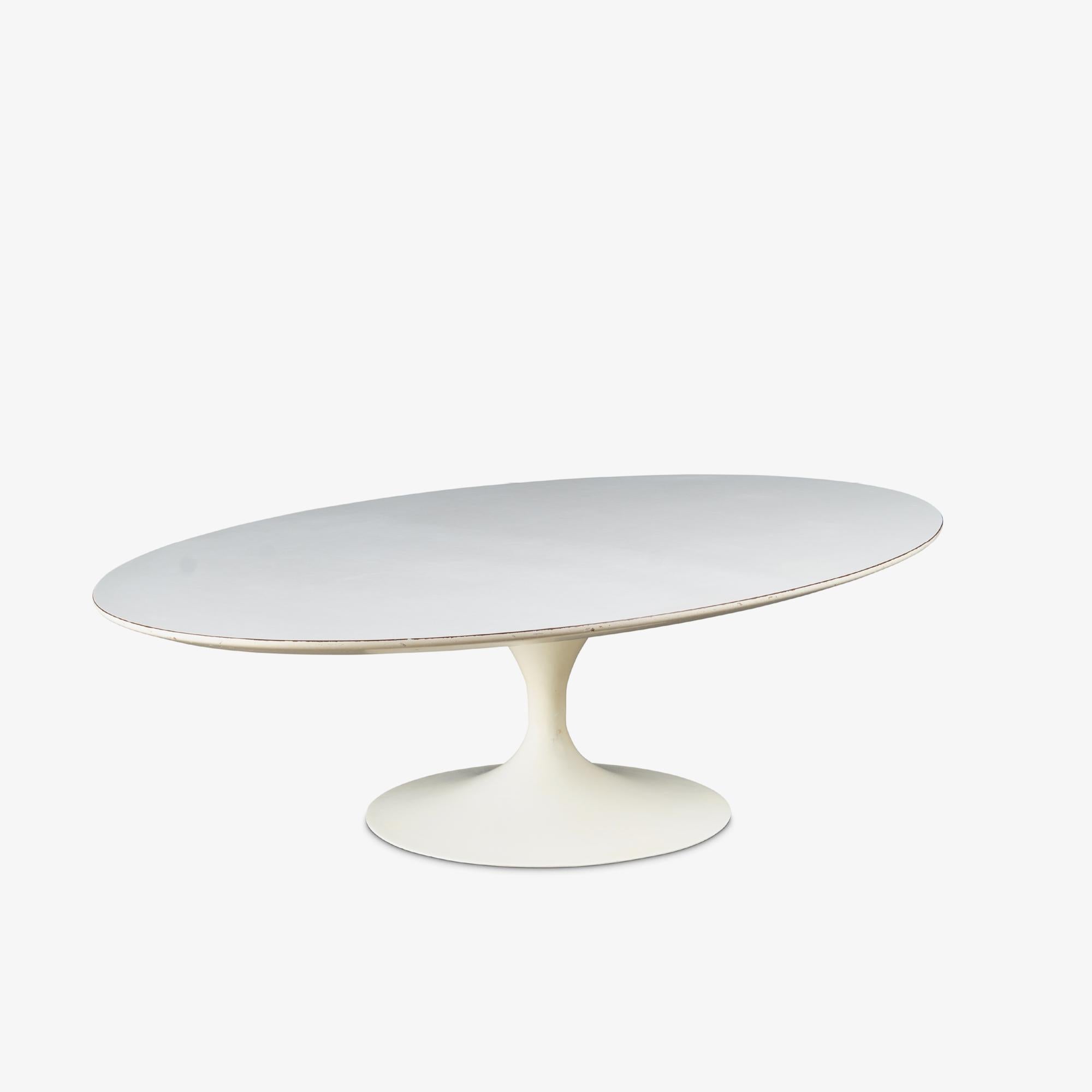 La Collection Pedestal d'Eero Saarinen pour Knoll est l'un des designs les plus emblématiques de l'histoire du mobilier. Communément appelée collection 