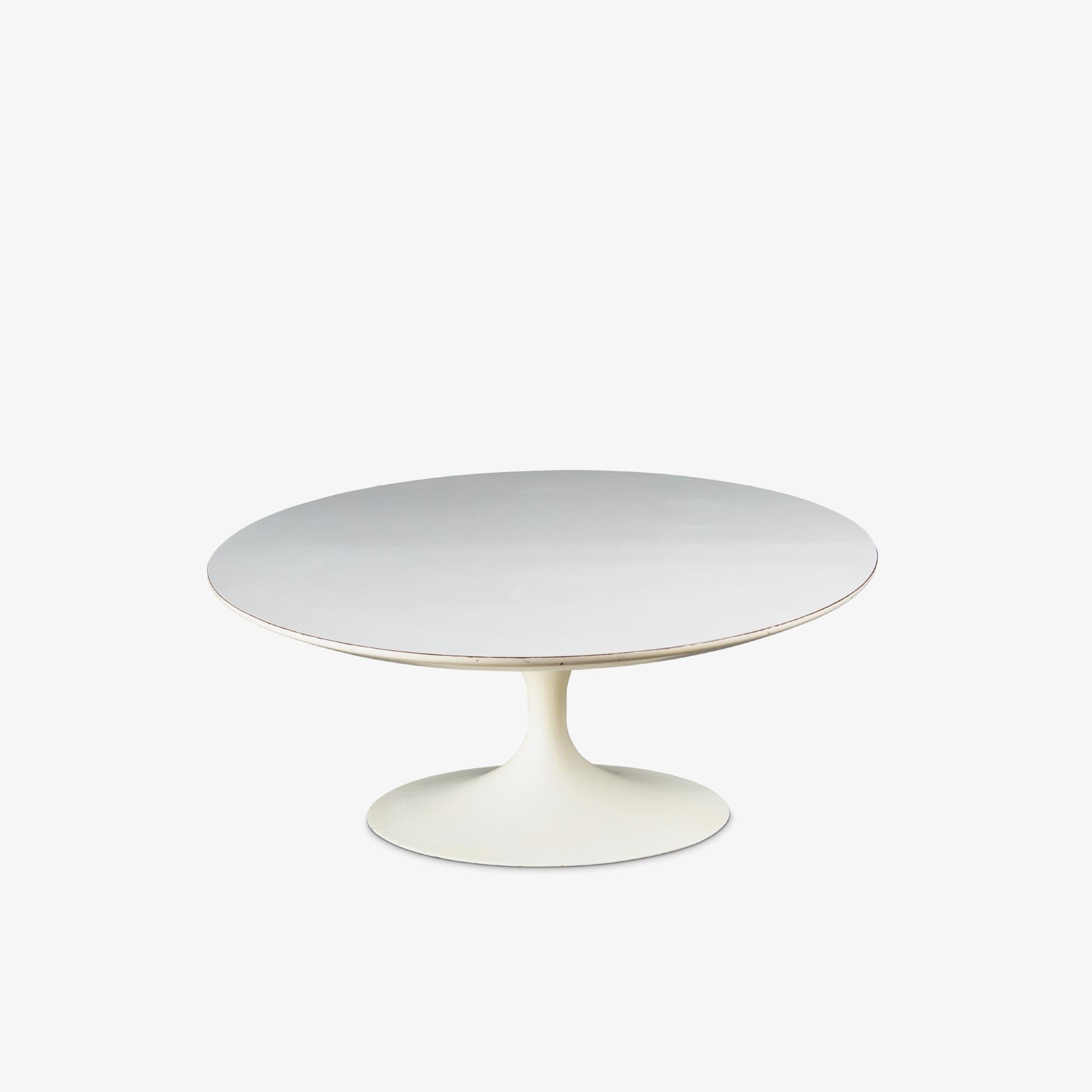 Mid-Century Modern Table basse Tulip d'Eero Saarinen pour Knoll à piédestal ovale en stratifié blanc en vente