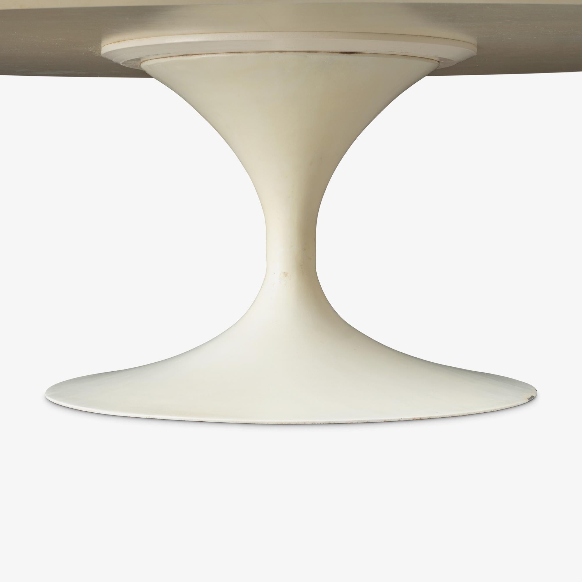 Table basse Tulip d'Eero Saarinen pour Knoll à piédestal ovale en stratifié blanc Bon état - En vente à Stamford, CT