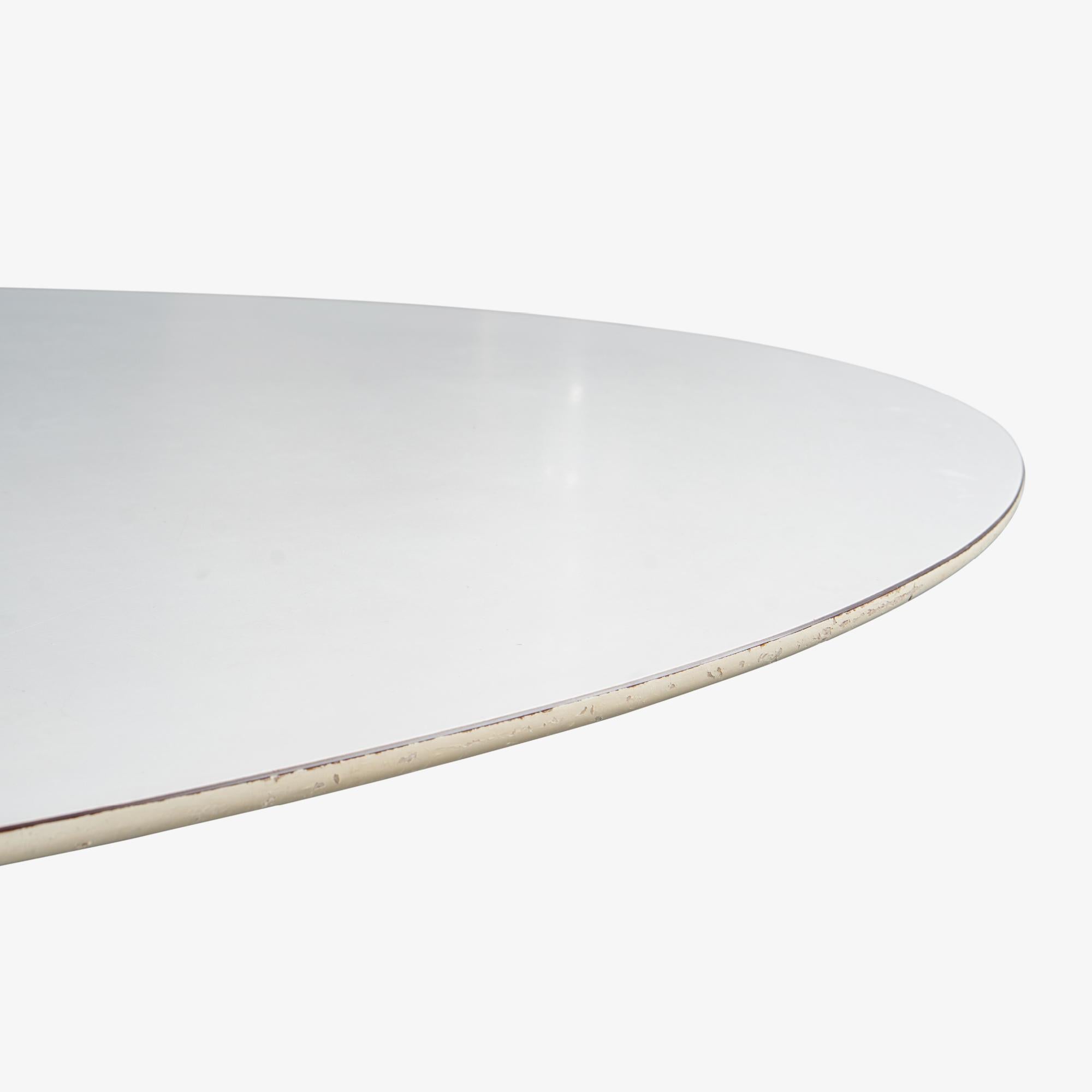 Métal Table basse Tulip d'Eero Saarinen pour Knoll à piédestal ovale en stratifié blanc en vente