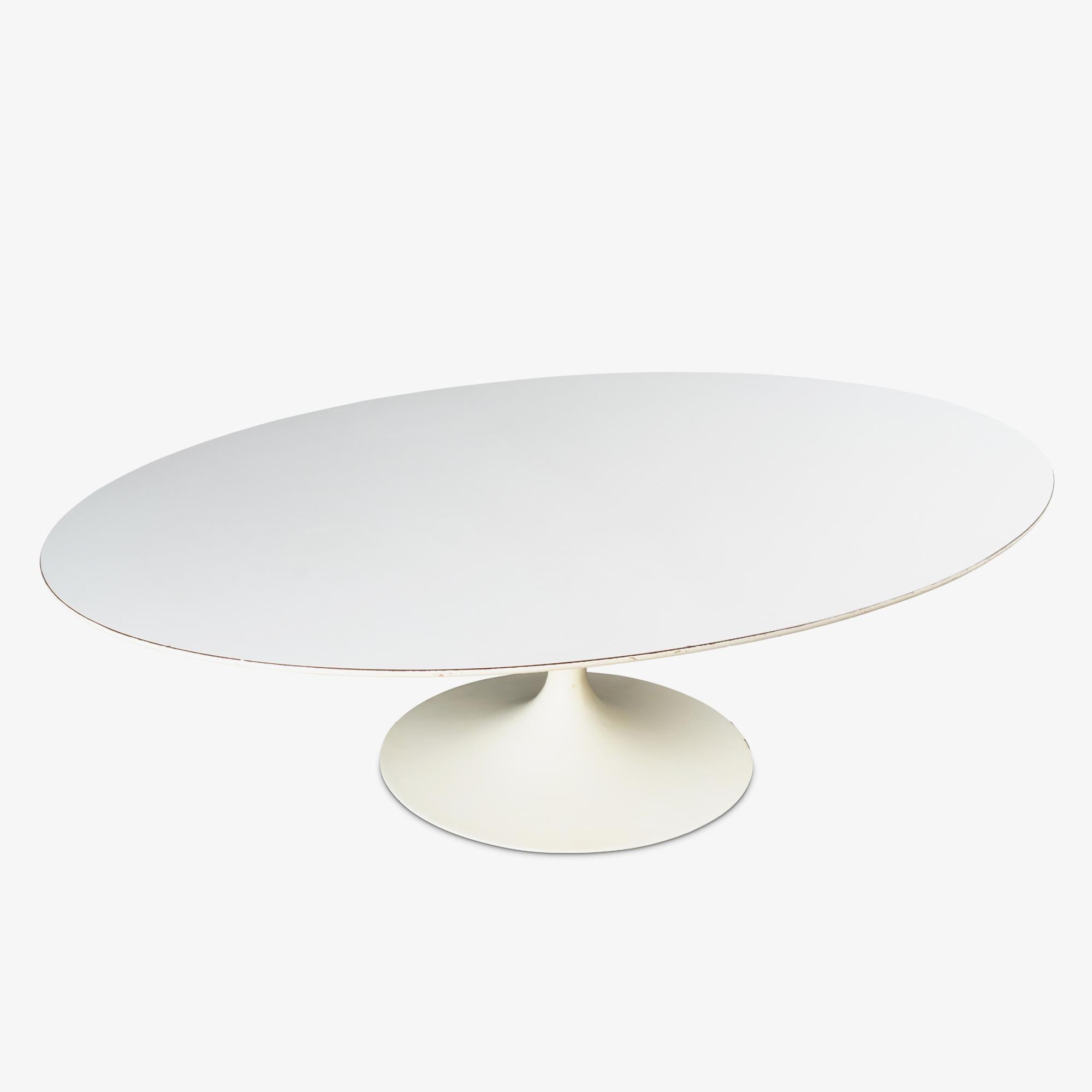 Table basse Tulip d'Eero Saarinen pour Knoll à piédestal ovale en stratifié blanc en vente 1