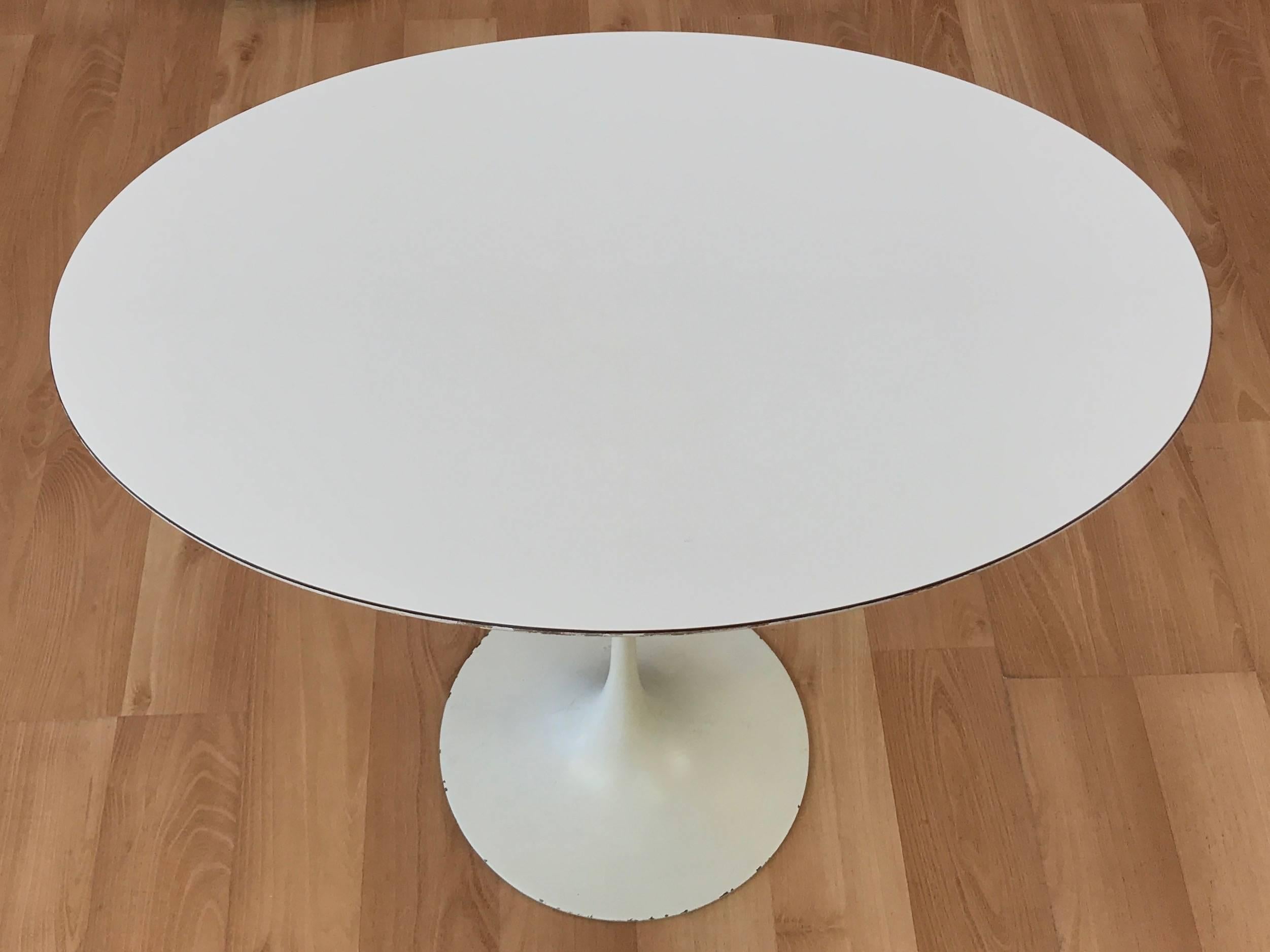 Early Eero Saarinen for Knoll Pedestal Collection Oval Side Table In Good Condition In San Francisco, CA