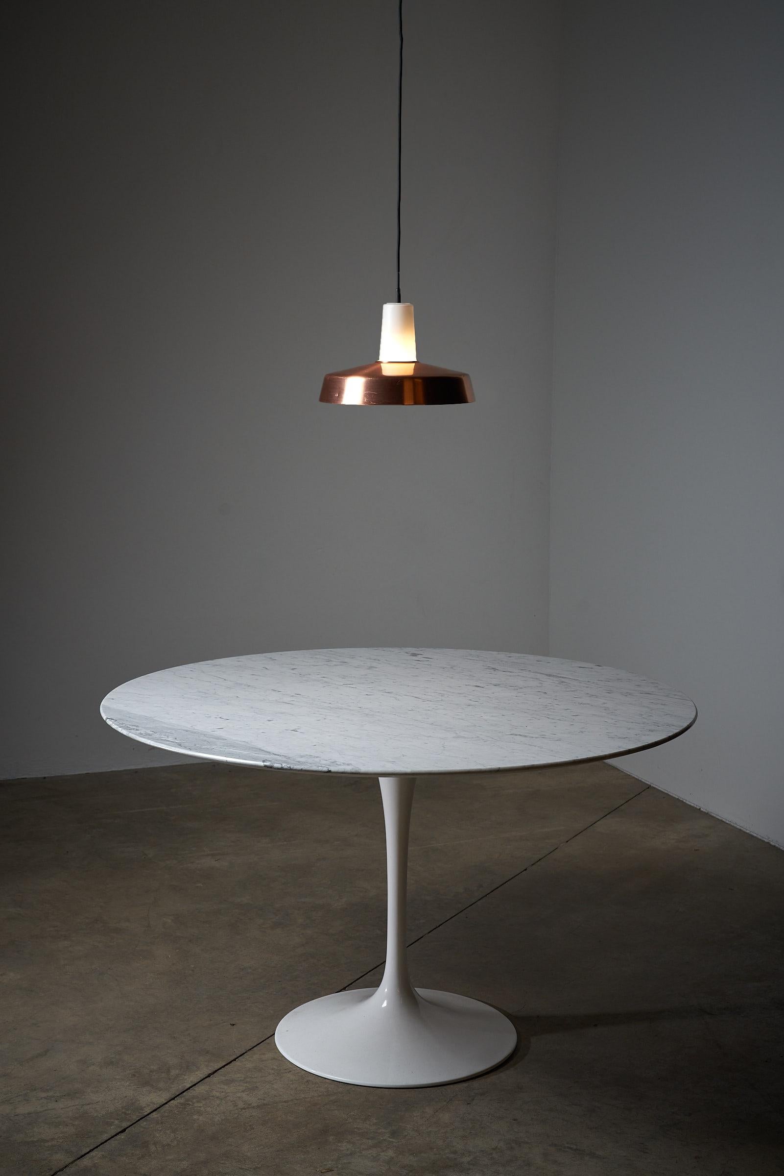Mid-Century Modern Table de salle à manger Tulip d'Eero Saarinen pour Knoll avec plateau en marbre de Carrare en vente
