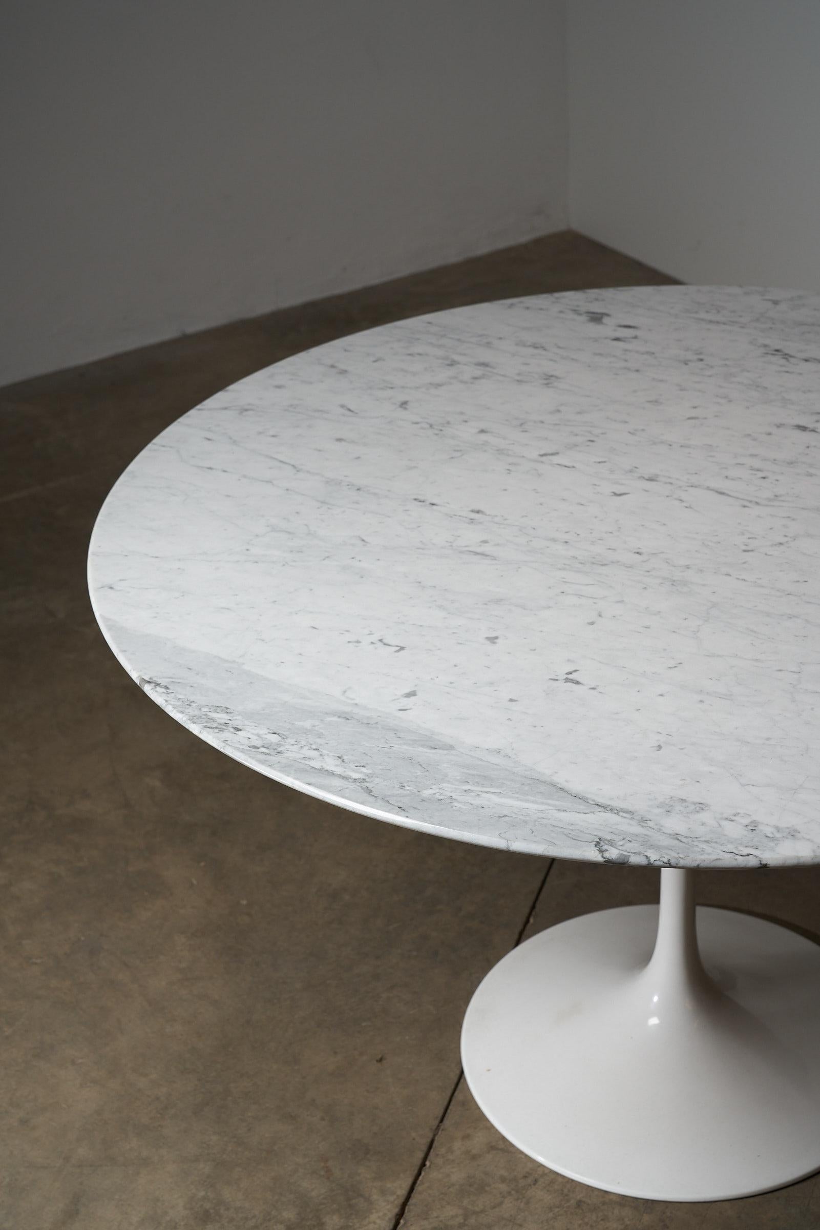 Américain Table de salle à manger Tulip d'Eero Saarinen pour Knoll avec plateau en marbre de Carrare en vente