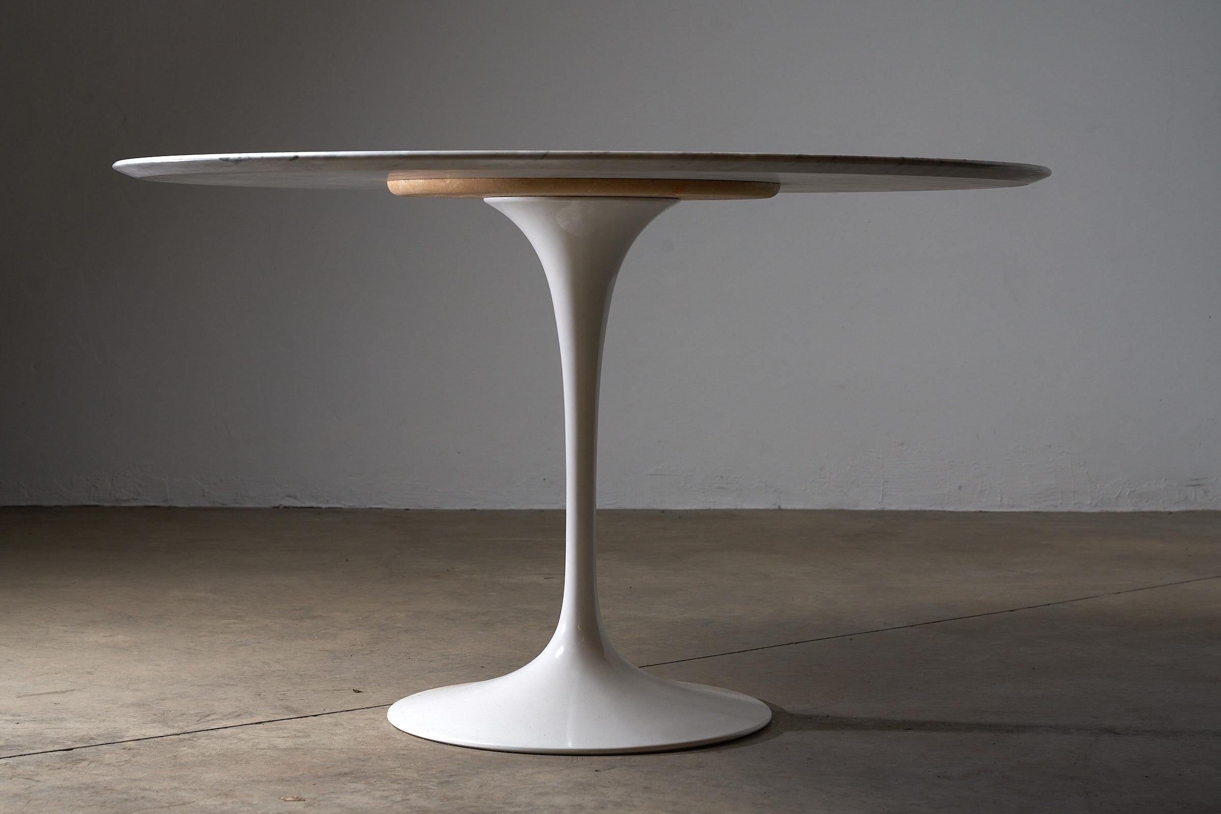 Milieu du XXe siècle Table de salle à manger Tulip d'Eero Saarinen pour Knoll avec plateau en marbre de Carrare en vente
