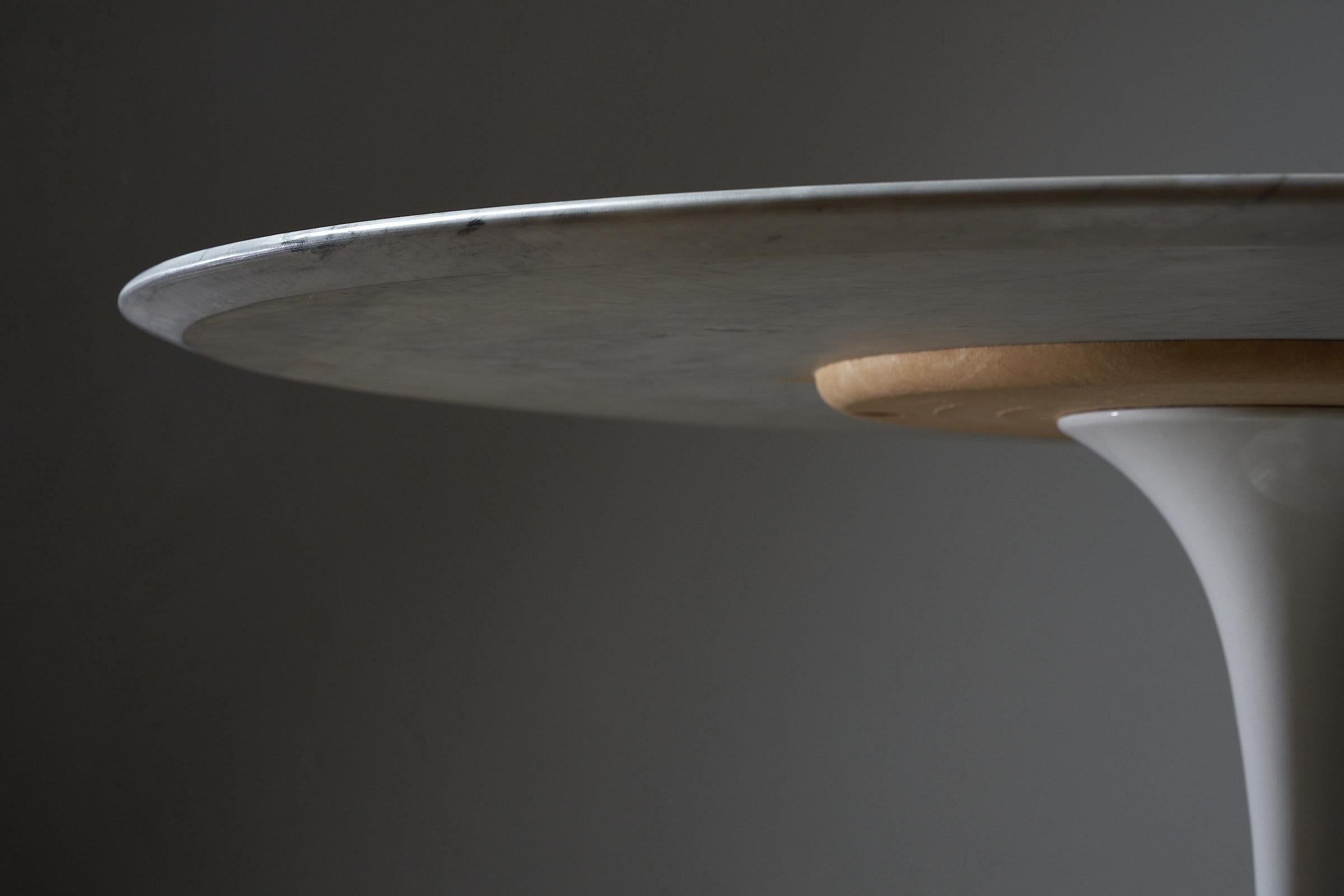 Métal Table de salle à manger Tulip d'Eero Saarinen pour Knoll avec plateau en marbre de Carrare en vente