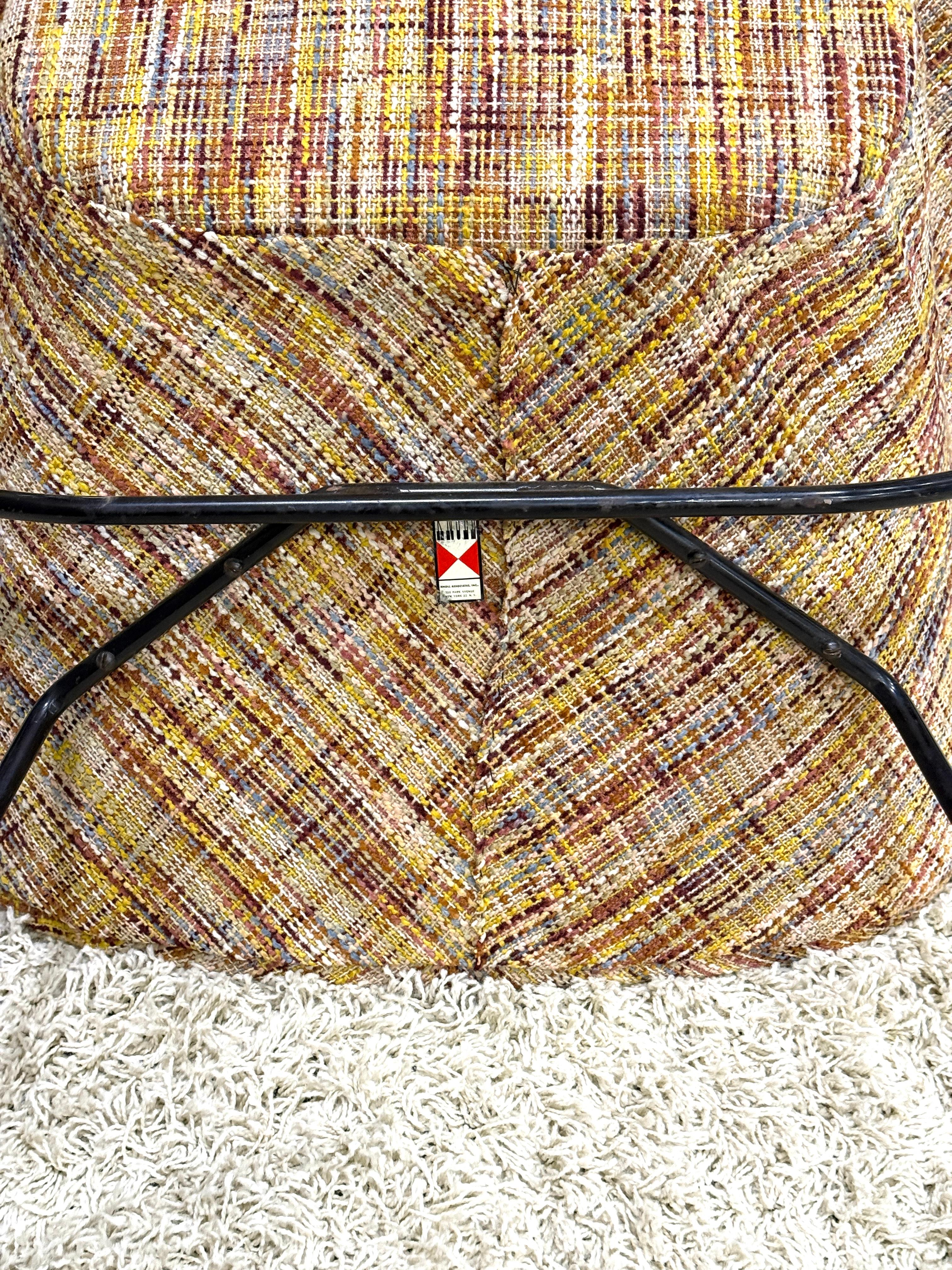 Silla y otomana Womb de Eero Saarinen para Knoll retapizadas en venta 7