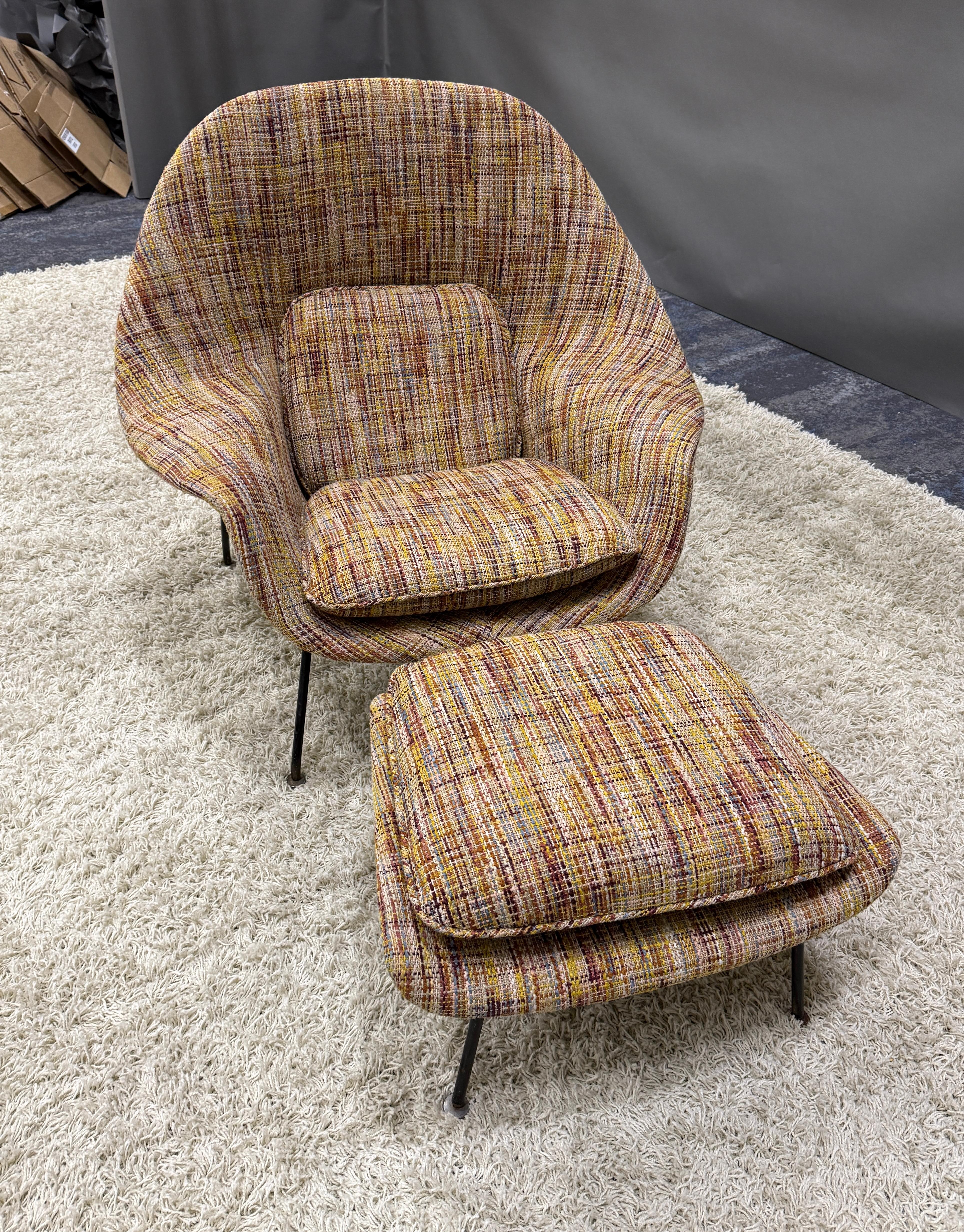 Silla y otomana Womb de Eero Saarinen para Knoll de los años 60, maravillosamente renovadas. Se ha retapizado con una preciosa tela Knoll diseñada por Nick Cave llamada Garden Vert.
Del sitio web de Knoll:
Diseñada por el artista Nick Cave, Vert es