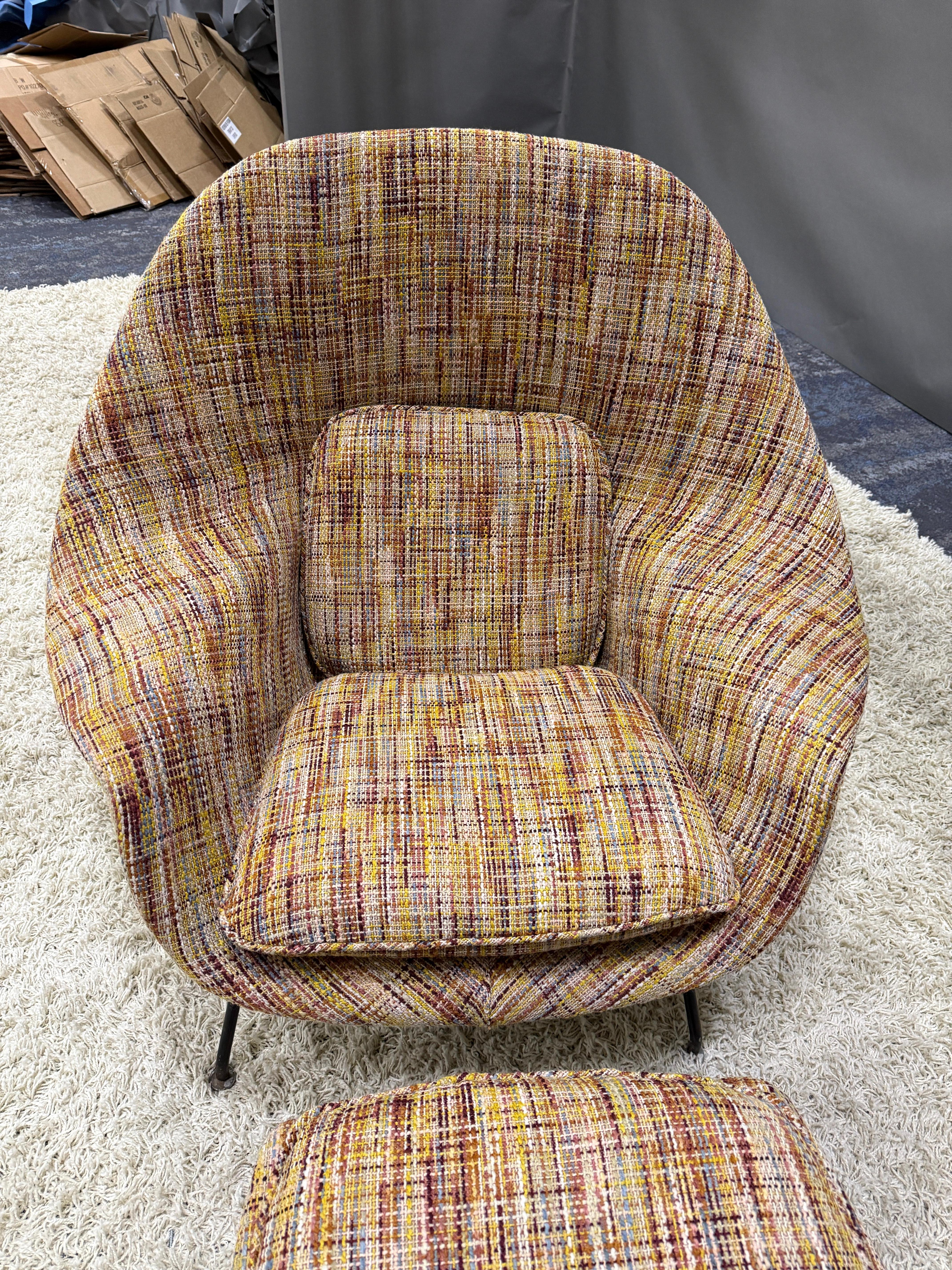 Silla y otomana Womb de Eero Saarinen para Knoll retapizadas Estadounidense en venta